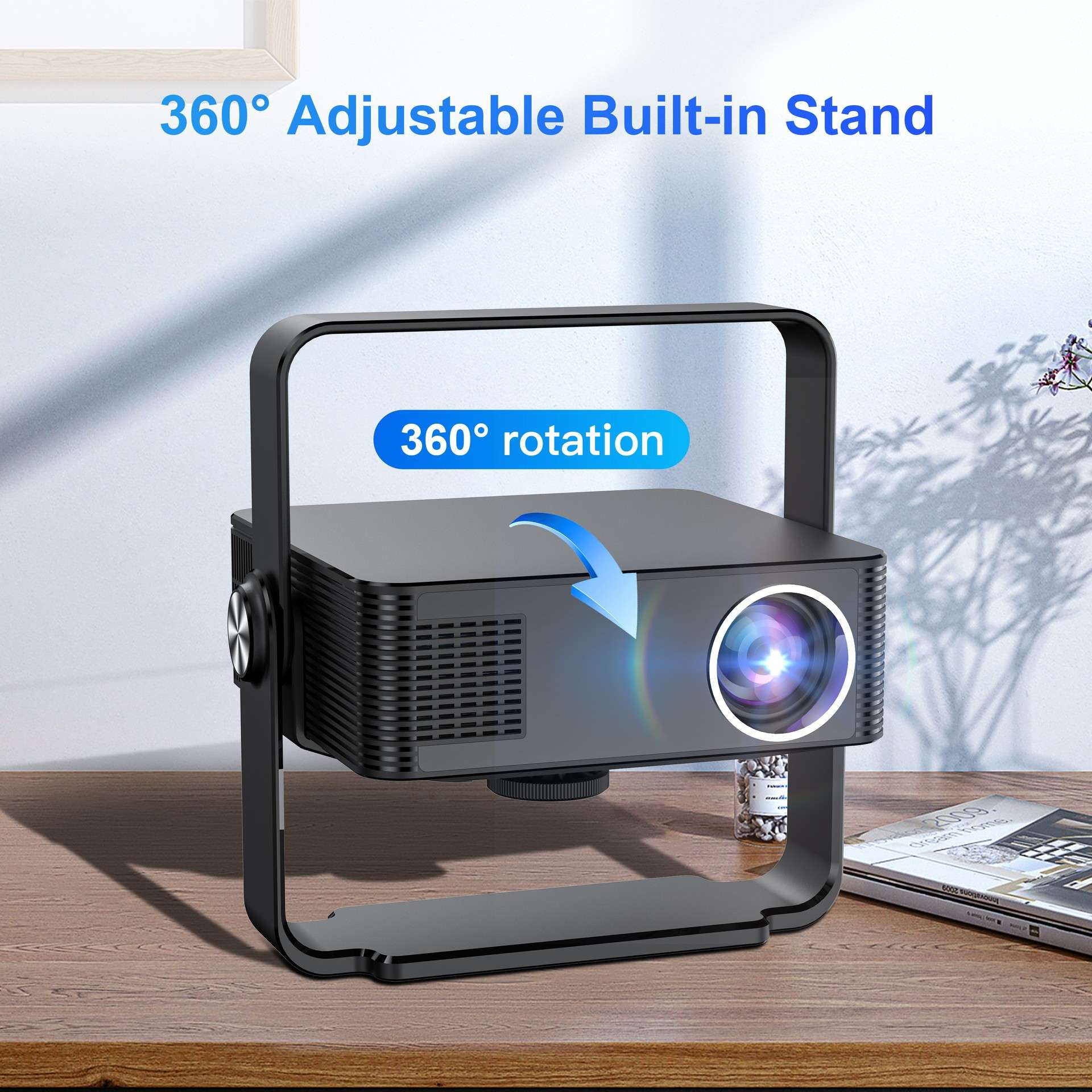 Ein schwarzer Projektor mit Ständer auf einem Holztisch. Der Text lautet 360° Adjustable Built-in Stand und 360° rotation.