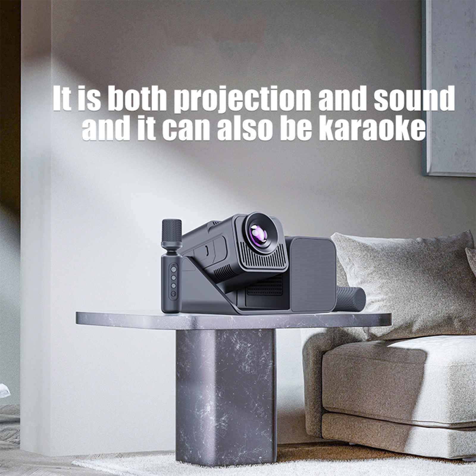 Ein grauer Projektor mit Mikrofon steht auf einem Tisch. Der Text oben lautet: 'Es ist sowohl Projektion als auch Sound und kann auch Karaoke'.