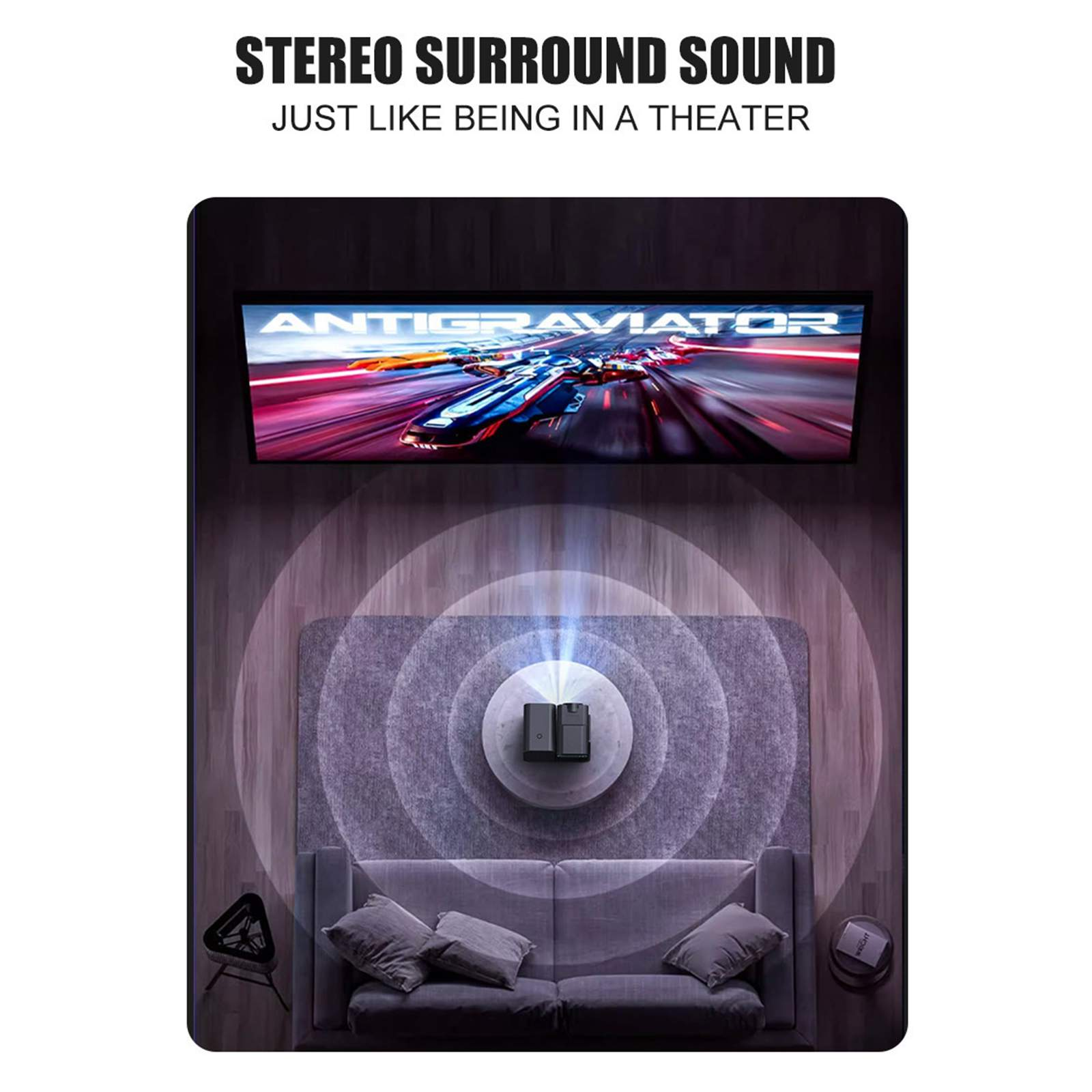 Das Bild zeigt einen Projektor, der ein Bild auf eine Leinwand über einem Sofa projiziert. Stereo-Surround-Sound-Text.