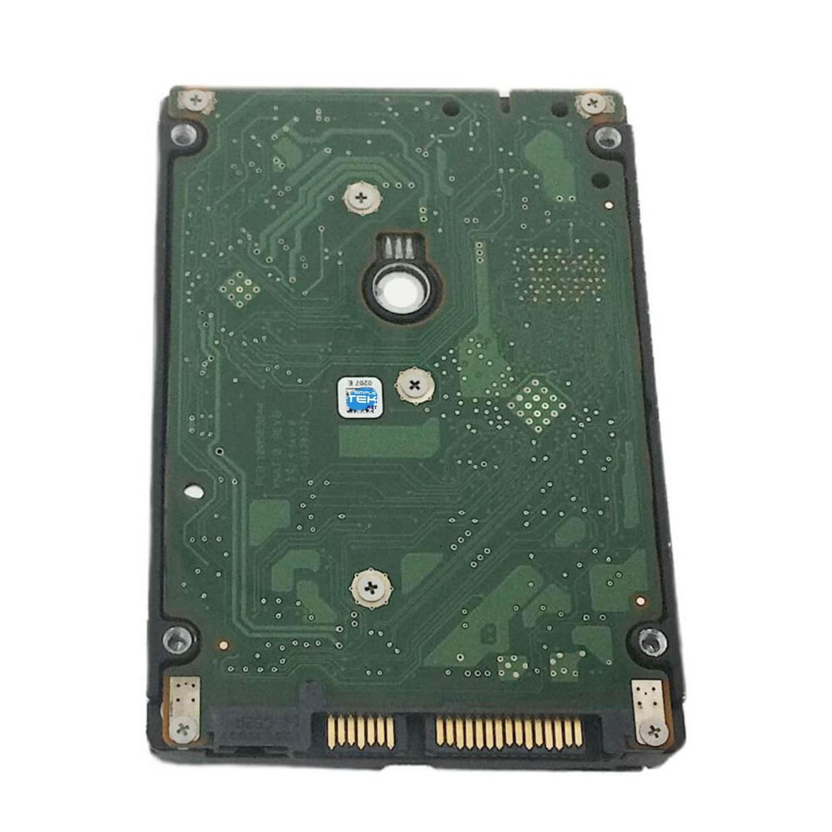 Un circuito stampato verde con vari componenti elettronici, viti e connettori, isolato su sfondo bianco.