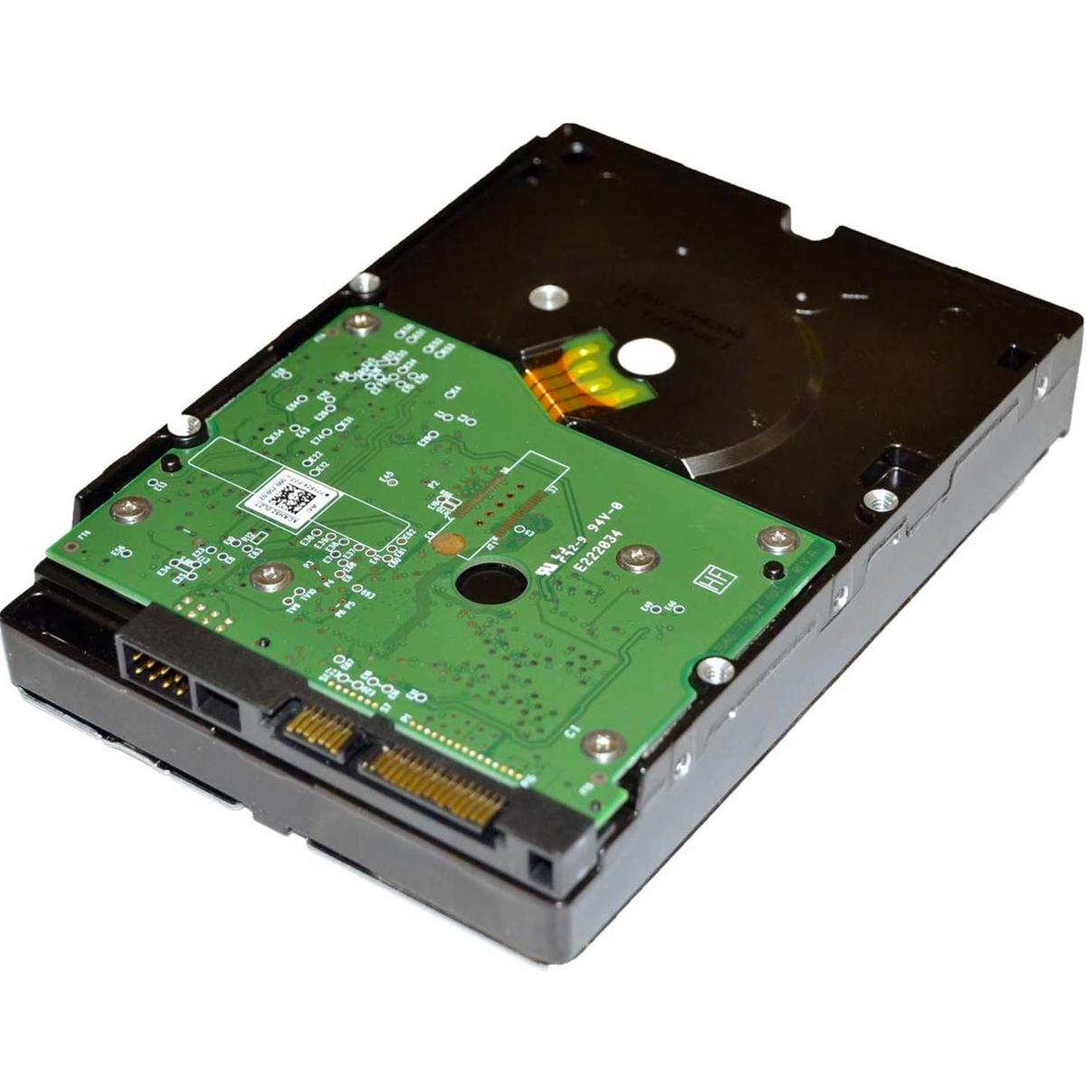 Un disco rigido è mostrato, con la sua scheda a circuito verde e l'involucro nero visibili. Viti e connettori sono visibili. Lo sfondo è bianco.