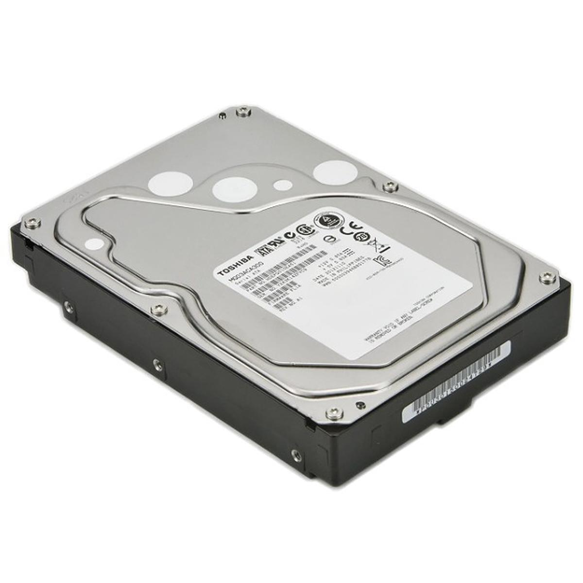 Un disco rigido Toshiba con parte superiore argentata e base nera. Le etichette sulla parte superiore indicano le informazioni sul prodotto.