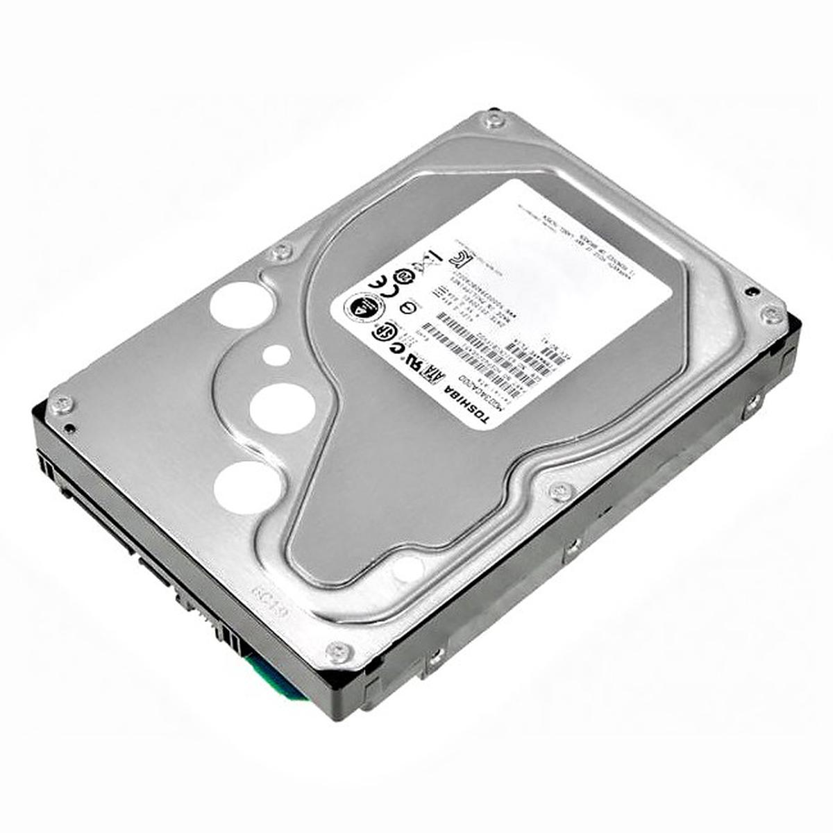 Un disco rigido Toshiba argentato è su una superficie bianca. Ha un'etichetta e diversi fori. L'unità è rettangolare con angoli arrotondati.