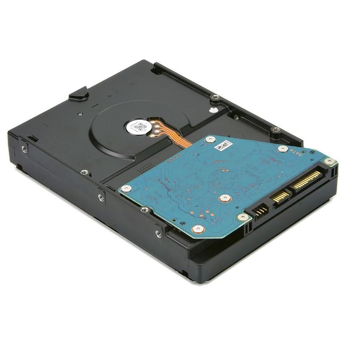 Un disco rigido con un involucro nero e un circuito stampato blu. L'unità è aperta e la scheda è collegata con un cavo.