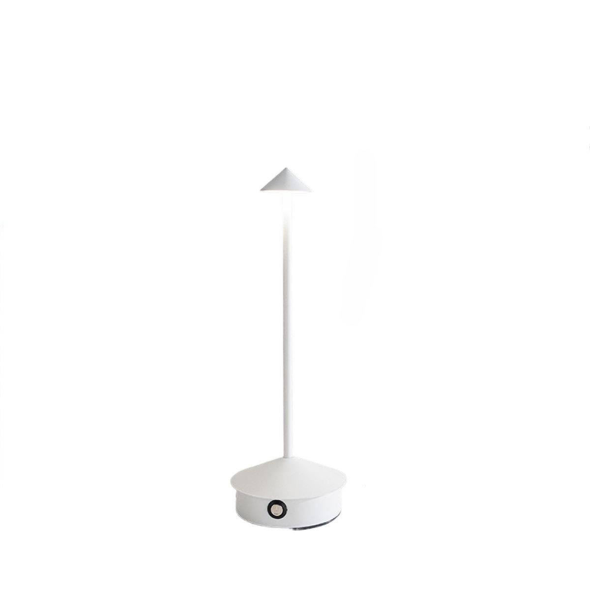 Eine weiße Lampe mit dreieckigem Kopf, dünnem Stiel und rundem Fuß. Die Lampe befindet sich auf weißem Hintergrund.