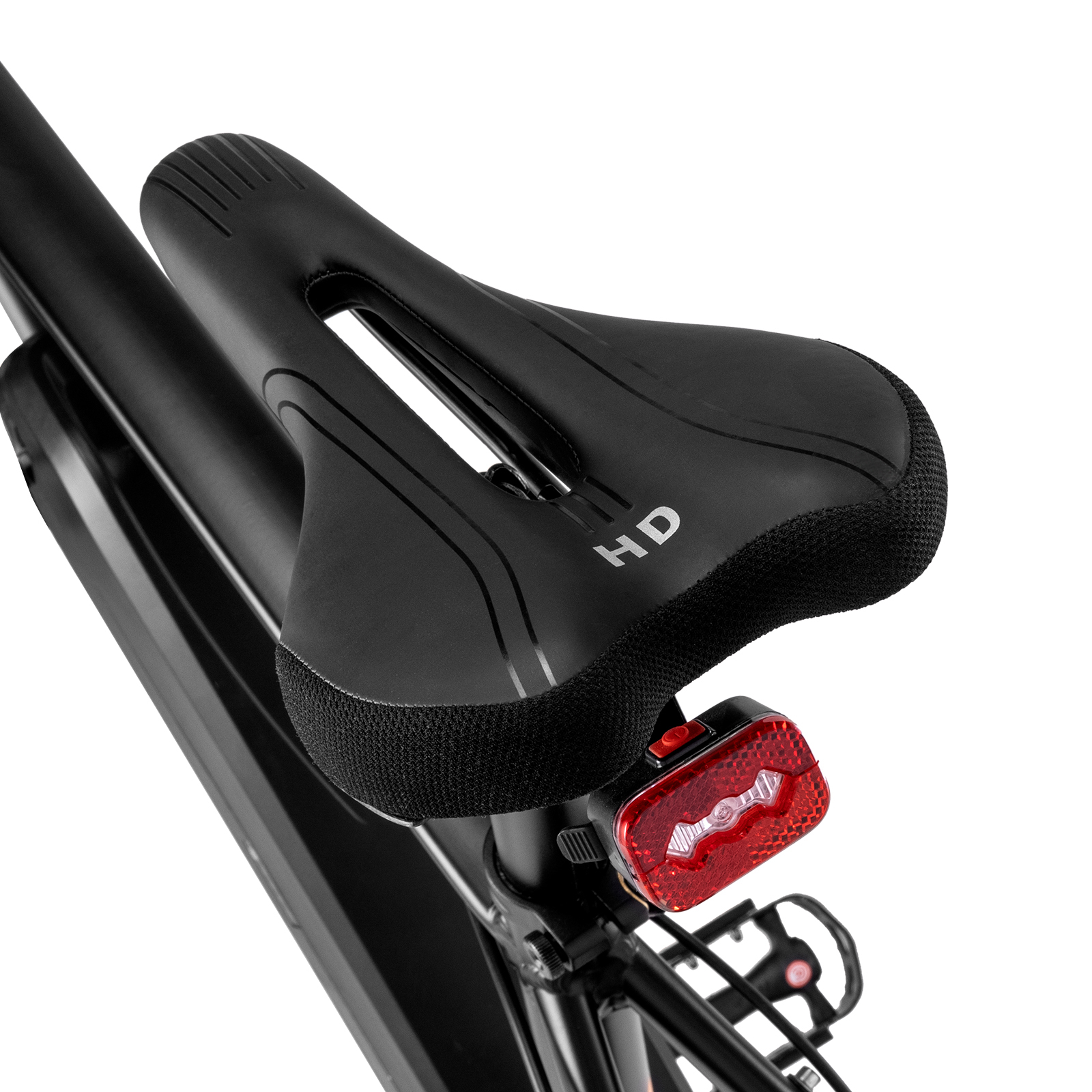 Czarne siodełko rowerowe z czerwonym odblaskiem, zbliżenie. Siodełko jest oznaczone 'HD'.