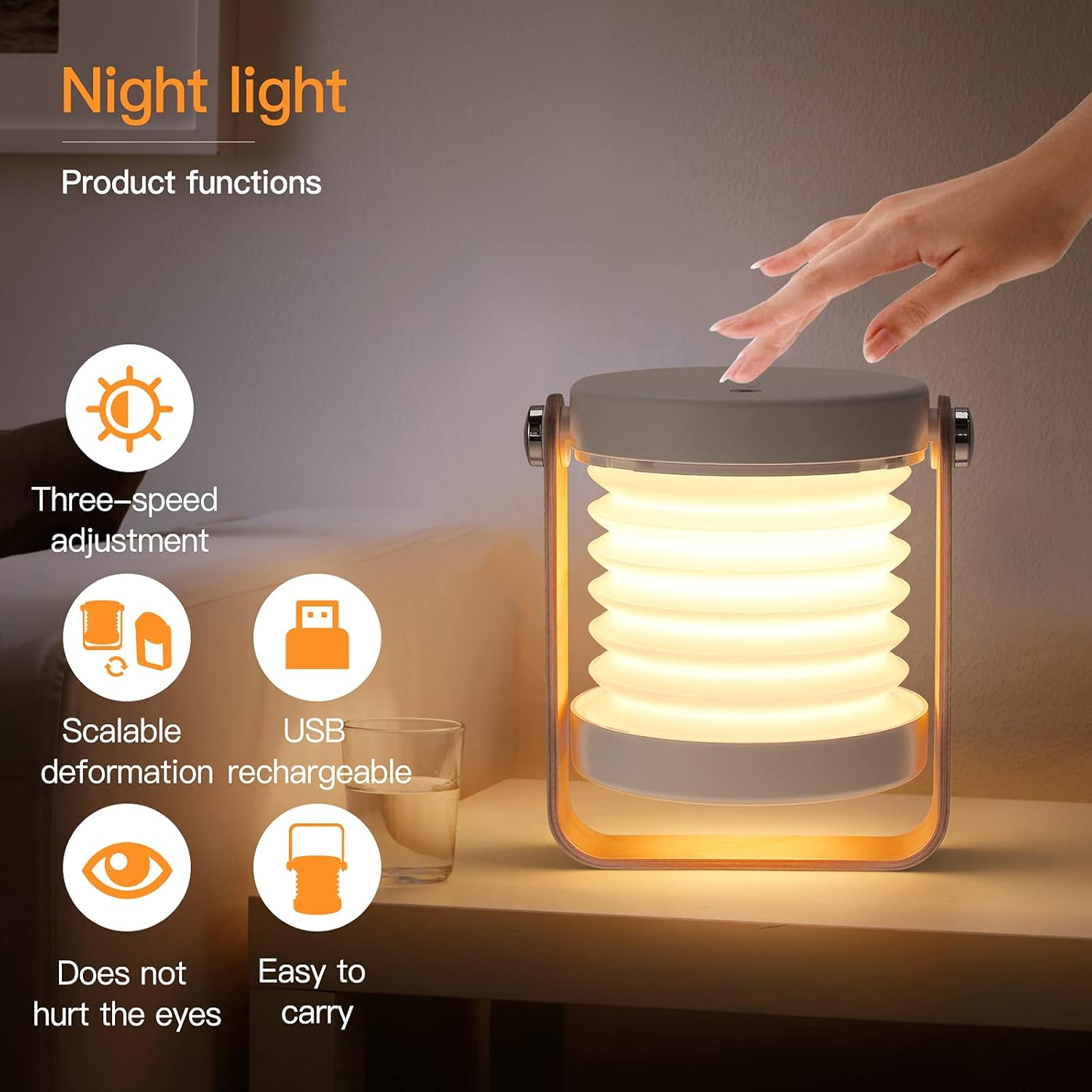 Una mano tocca una luce notturna. La luce è su un tavolo di legno. L'immagine mostra le caratteristiche del prodotto, tra cui la regolazione a tre velocità.