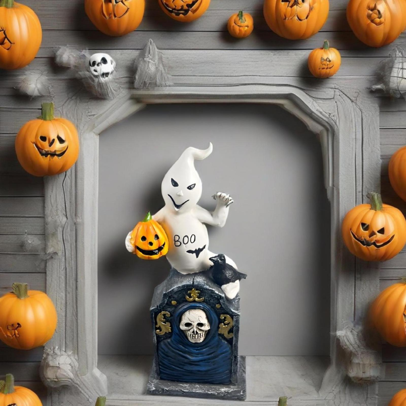 Halloween-Szene mit Kürbissen, einem Geist mit Kürbis und einem Grabstein. Holzhintergrund mit geschnitzten Kürbissen.