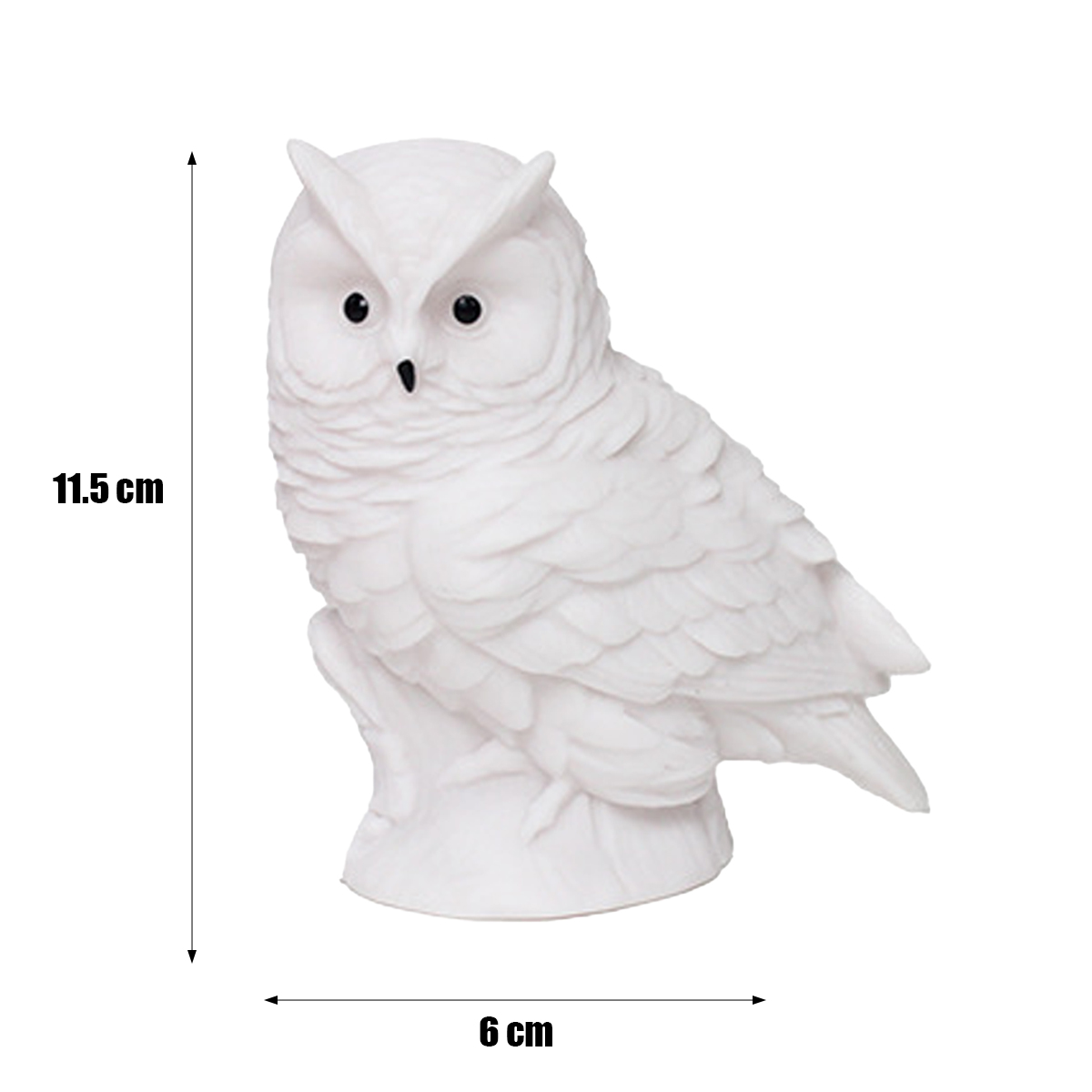 Eine weiße Eulenstatue, 11,5 cm hoch und 6 cm breit. Sie hat schwarze Augen und einen kleinen Schnabel, auf weißem Hintergrund.