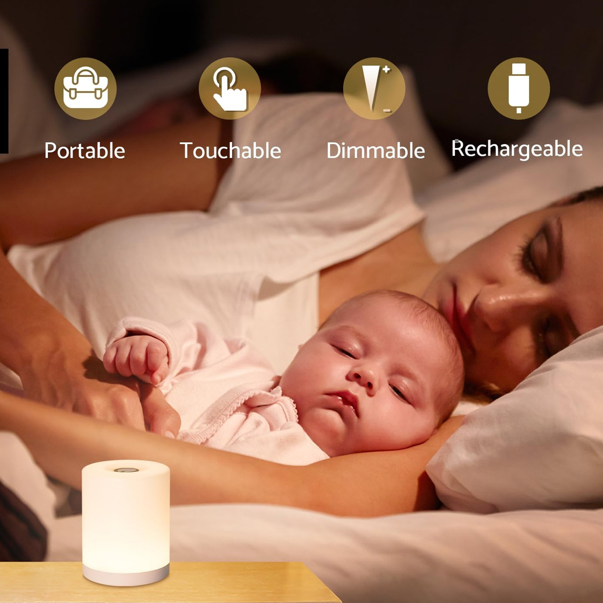 Eine Frau und ein Baby schlafen im Bett. Auf dem Tisch steht eine Nachttischlampe. Die Lampe ist weiß und zylindrisch.