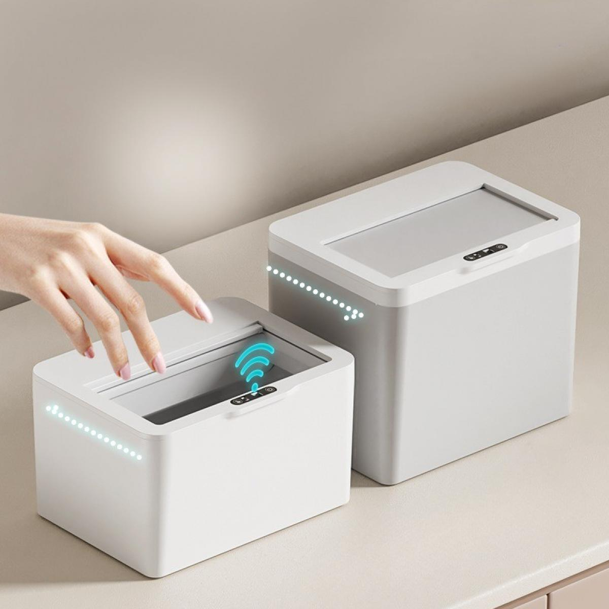 Zwei intelligente weiße Mülleimer. Eine Hand schwebt über einem, mit einem WLAN-Symbol. Beide haben LED-Leuchten und graue Deckel.