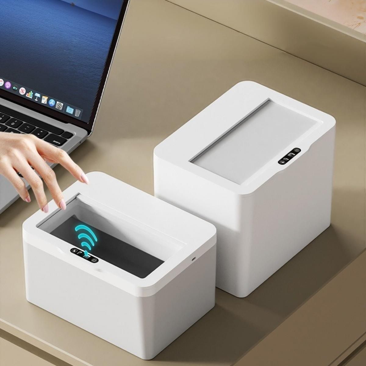 Zwei weiße Kisten mit Deckeln. Eine Hand berührt eine, die ein WLAN-Signal anzeigt. Im Hintergrund ein Laptop auf einer beigen Oberfläche.