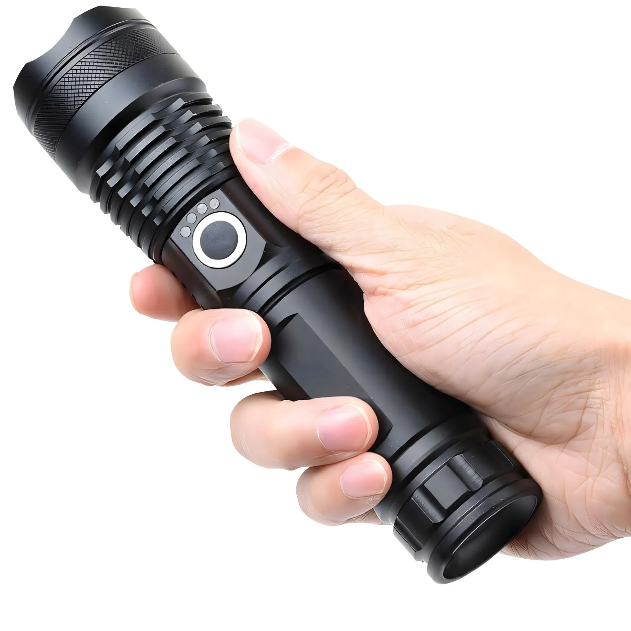 Eine schwarze Taschenlampe wird in einer Hand gehalten. Sie hat einen runden Knopf und mehrere Rillen. Der Hintergrund ist weiß.