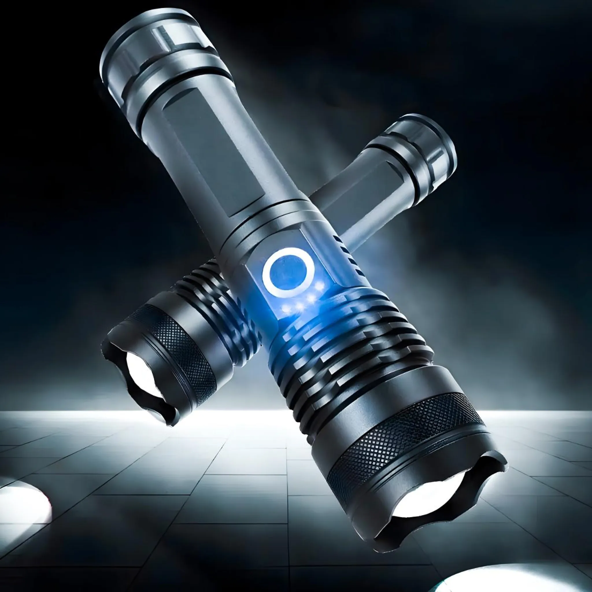 Zwei schwarze Taschenlampen gekreuzt, eine mit blauem Licht. Sie befinden sich auf einer reflektierenden Oberfläche mit dunklem Hintergrund.