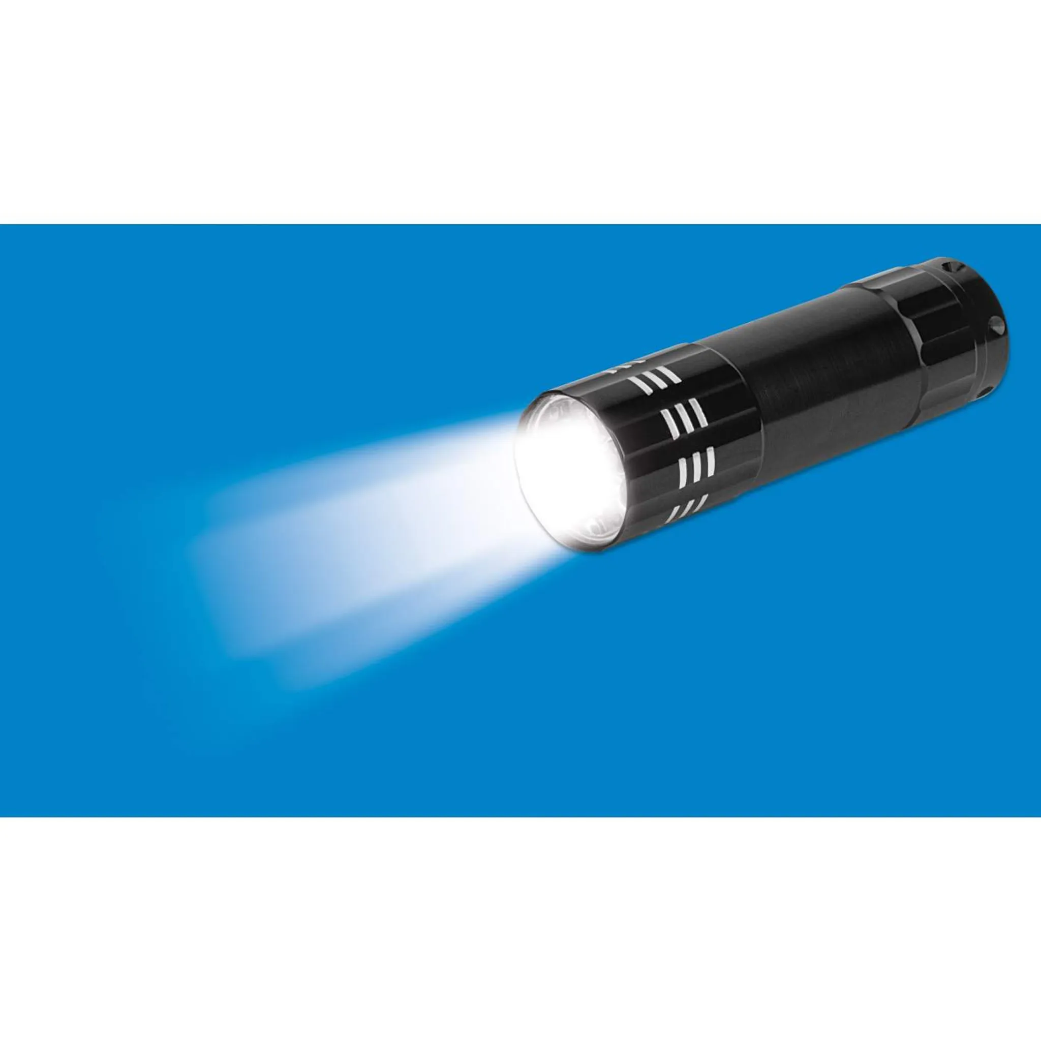 Eine schwarze Taschenlampe strahlt einen hellen Strahl auf blauem Hintergrund aus. Das Licht ist weiß und intensiv.