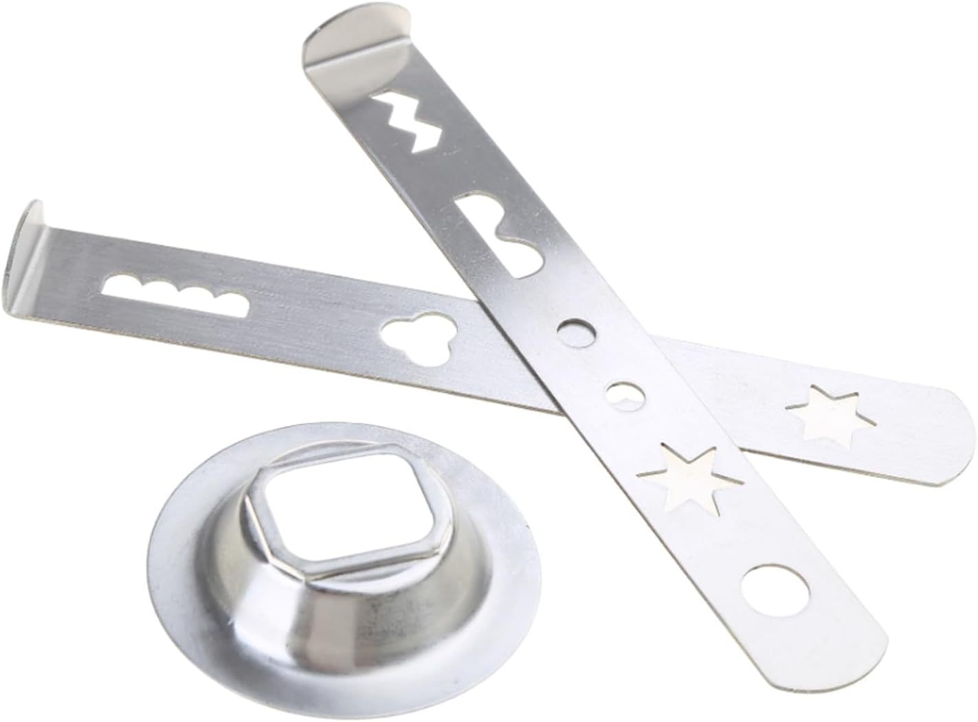 Drei Ausstechformen aus Metall. Zwei sind lang und dünn mit ausgeschnittenen Formen. Eine ist konisch mit einem quadratischen Loch.