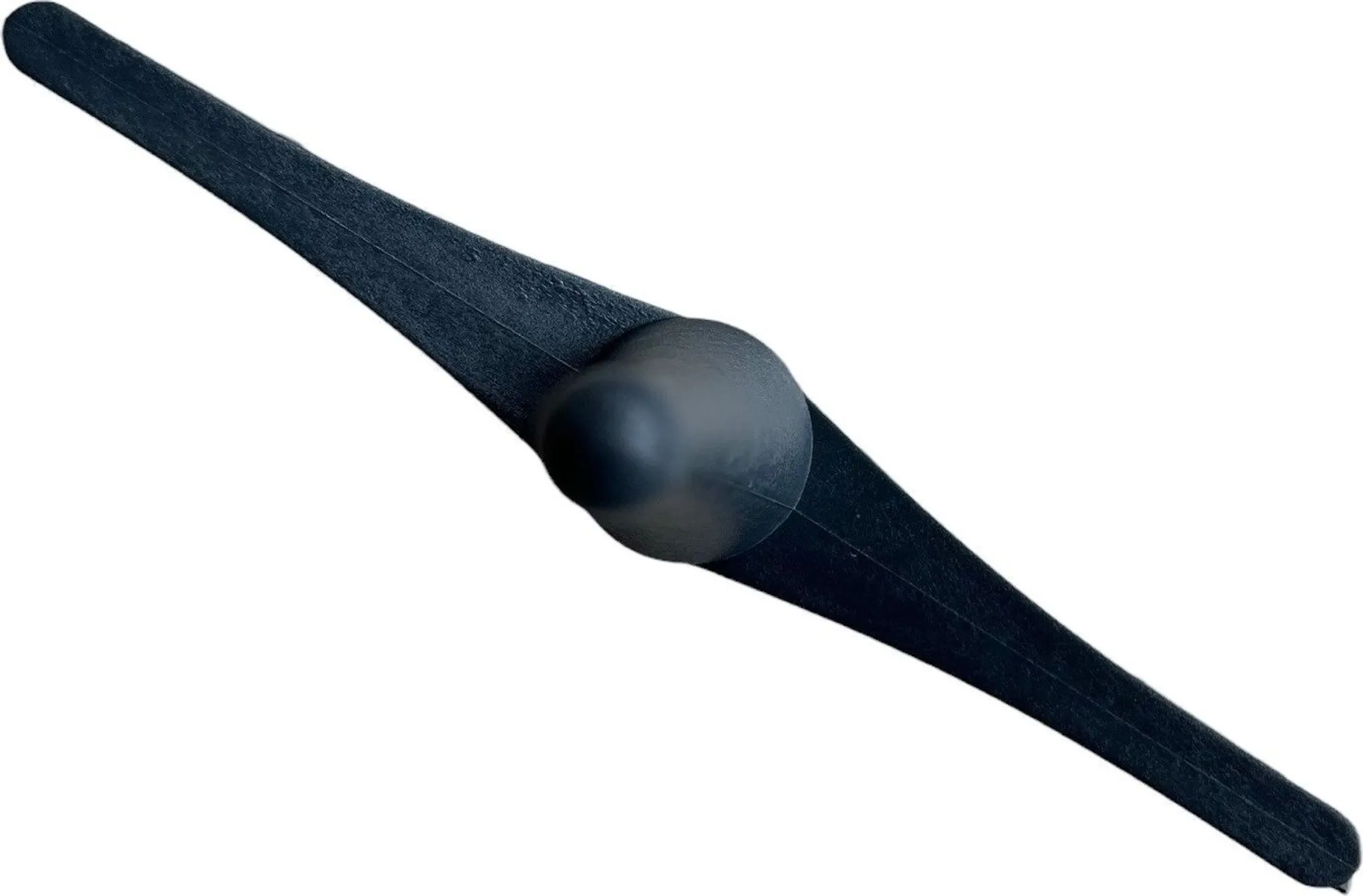 Ein schwarzes, symmetrisches Objekt mit einem abgerundeten Mittelteil und zwei sich nach außen erstreckenden Flügeln auf weißem Hintergrund.