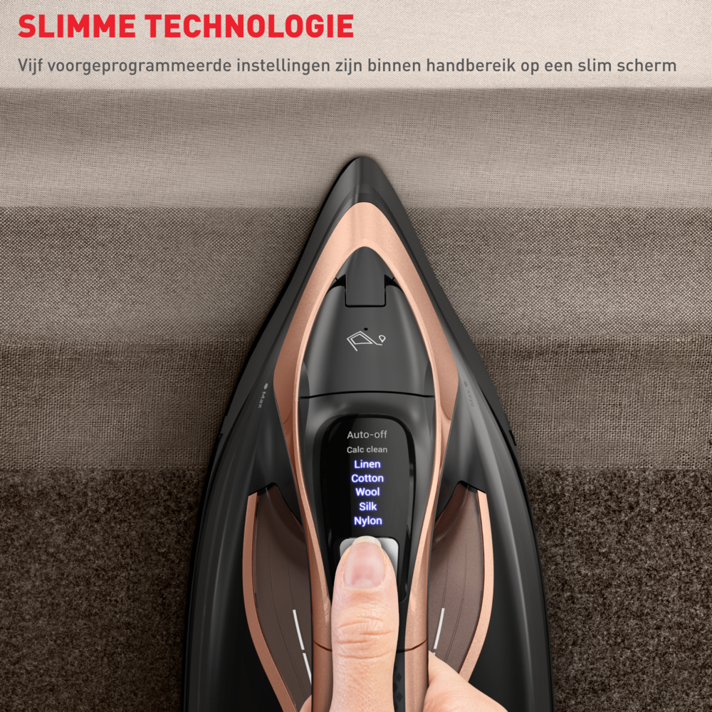 Een hand drukt op een knop van een zwart strijkijzer met koperkleurige accenten. Het scherm toont stoffen: Linnen, Katoen, Wol, Zijde en Nylon.