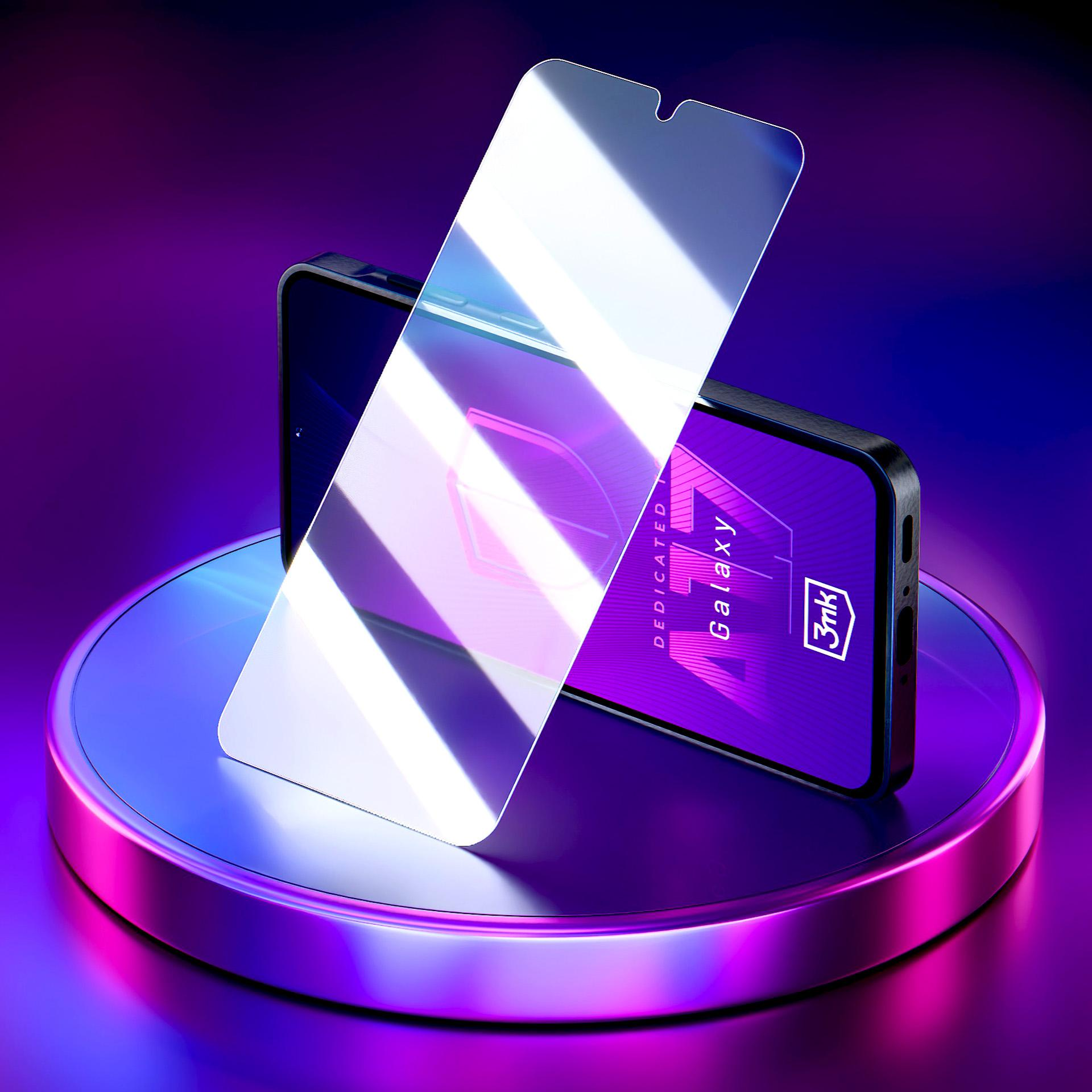 Telefon i ochraniacz ekranu znajdują się na platformie. Telefon wyświetla tekst. Fioletowo-niebieskie gradientowe tło.