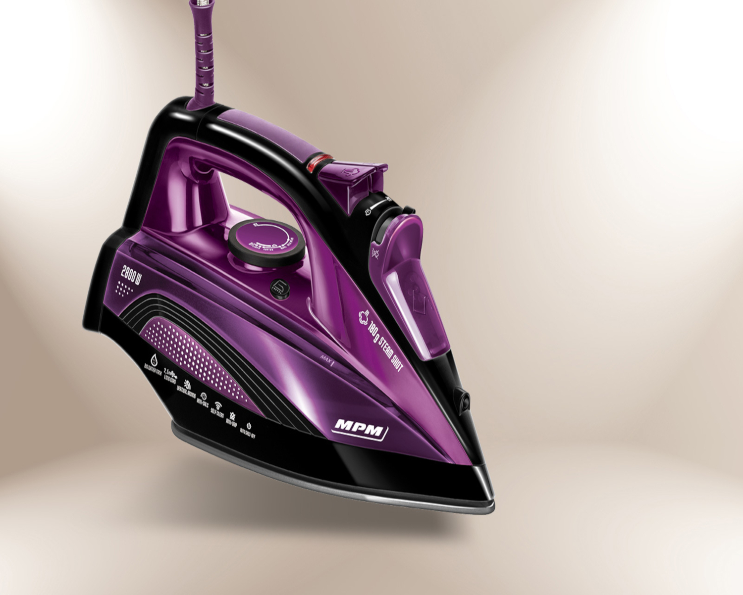 Fioletowo-czarne żelazko z funkcjami pary. Oznaczone napisem 'MPM' i informacjami o wyrzucie pary, z białym i beżowym tłem.