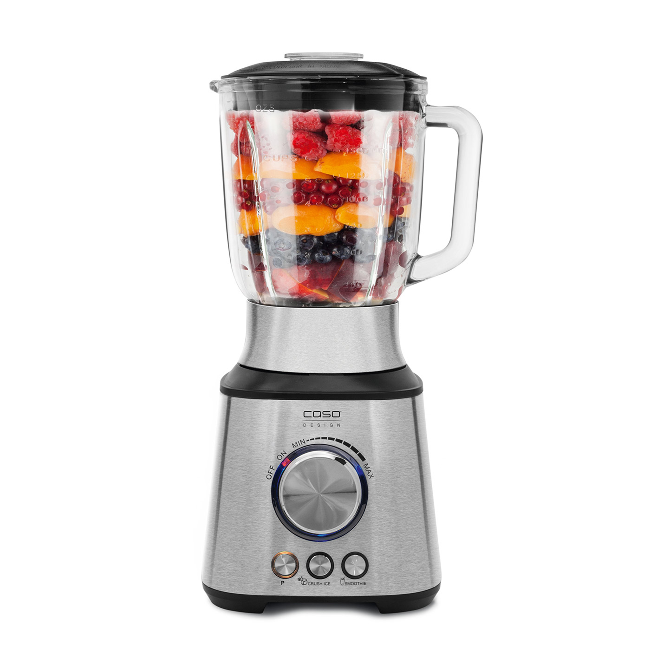Ein Mixer mit Früchten. Er hat ein Glasgefäß mit roten, orangen und blauen Früchten. Er steht auf weißem Hintergrund.