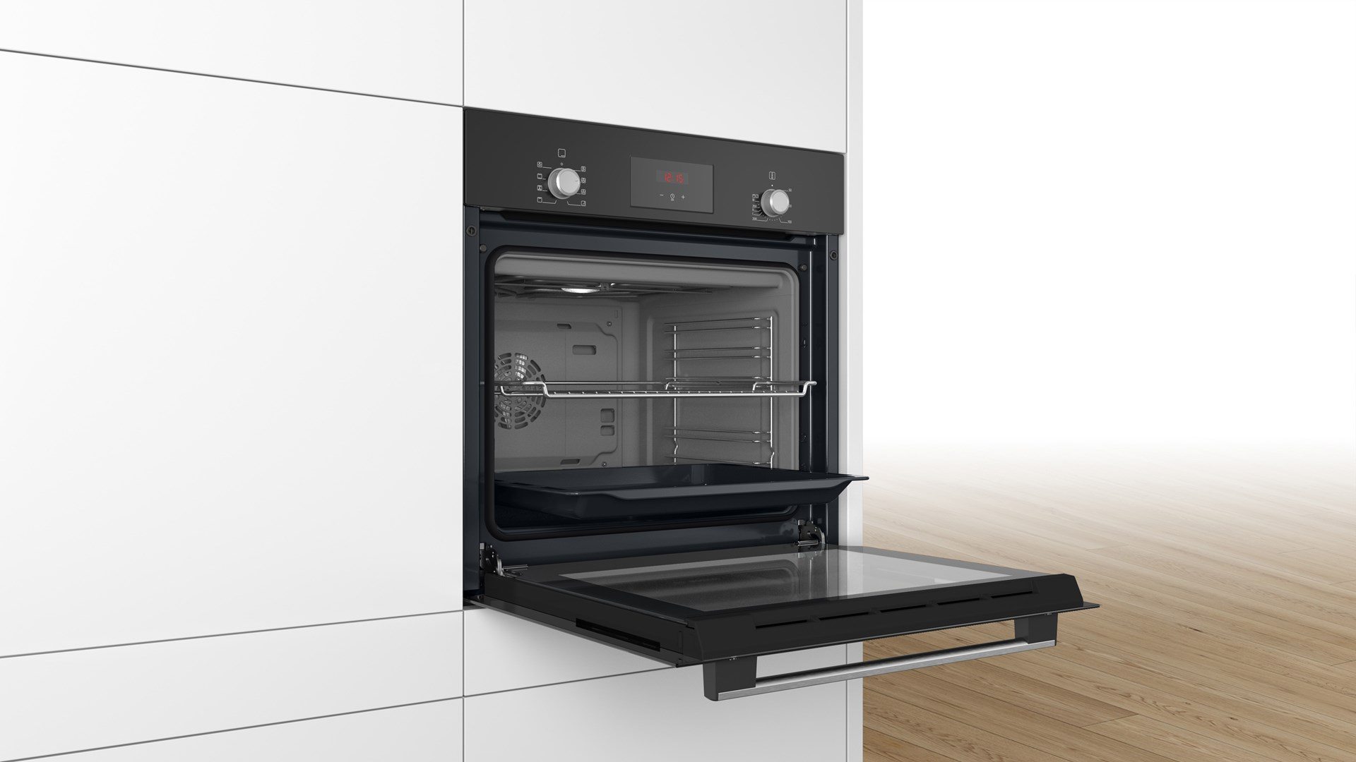 Otwarty czarny piekarnik w białej kuchni. Drzwi piekarnika otwarte, taca w środku. Zegar cyfrowy pokazuje 12:15. Drewniana podłoga.