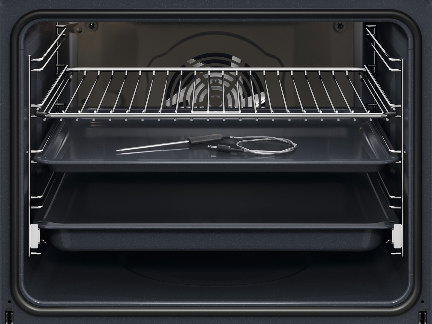 All'interno di un forno: due teglie, una griglia e una sonda di temperatura. La ventola è visibile sullo sfondo.