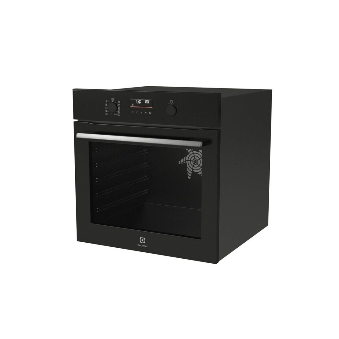 Un forno nero con porta a vetro. Il pannello di controllo mostra numeri. Il logo Electrolux è in basso sulla porta.