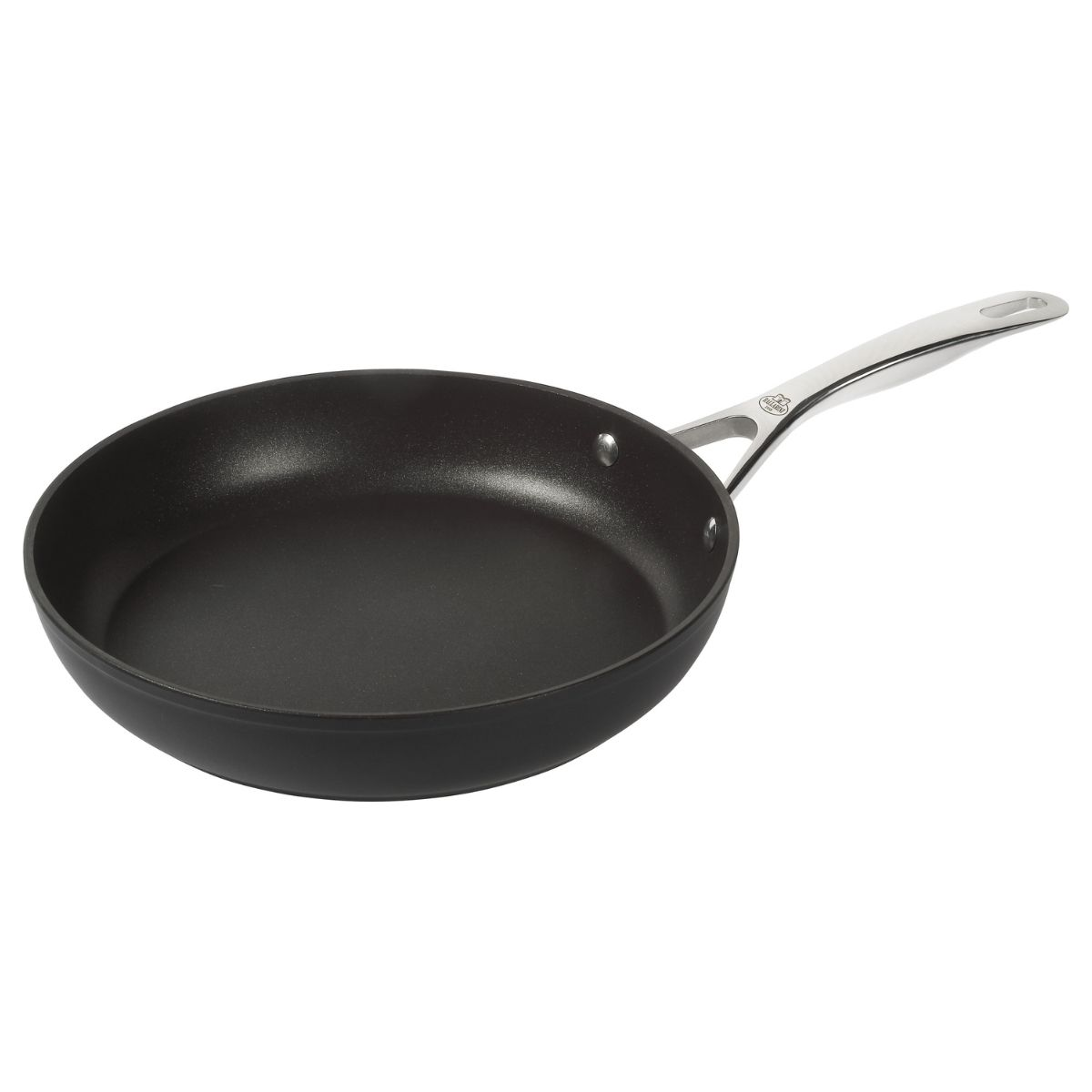 Patelnia nieprzywierająca ze srebrną rączką. Patelnia jest czarna i okrągła, ze srebrną rączką z boku.