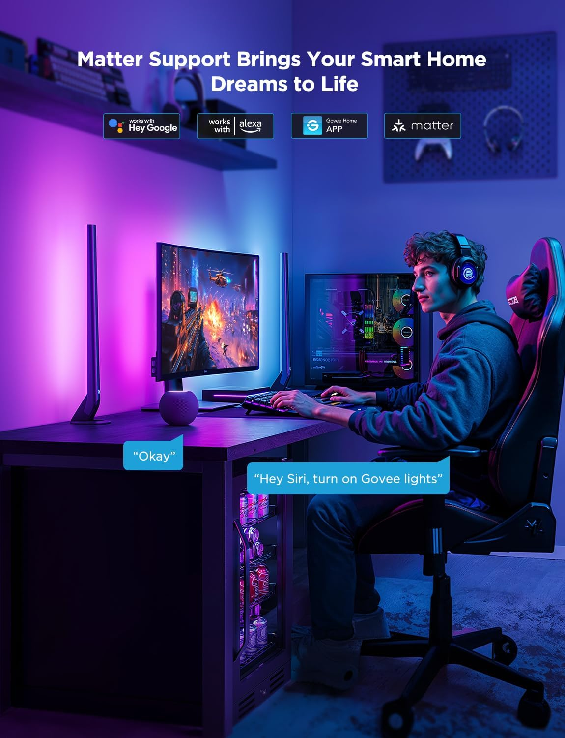 Un uomo su una sedia da gioco usa un computer. La scena è illuminata da luci viola e blu. Il testo dice 'Hey Siri, accendi le luci Govee'.