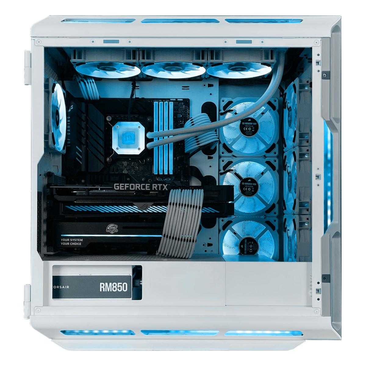 In einem weißen Computergehäuse, ein Gaming-PC wird von blauen LEDs beleuchtet. Zu den Komponenten gehören eine GeForce RTX Grafikkarte und ein Corsair RM850 Netzteil.