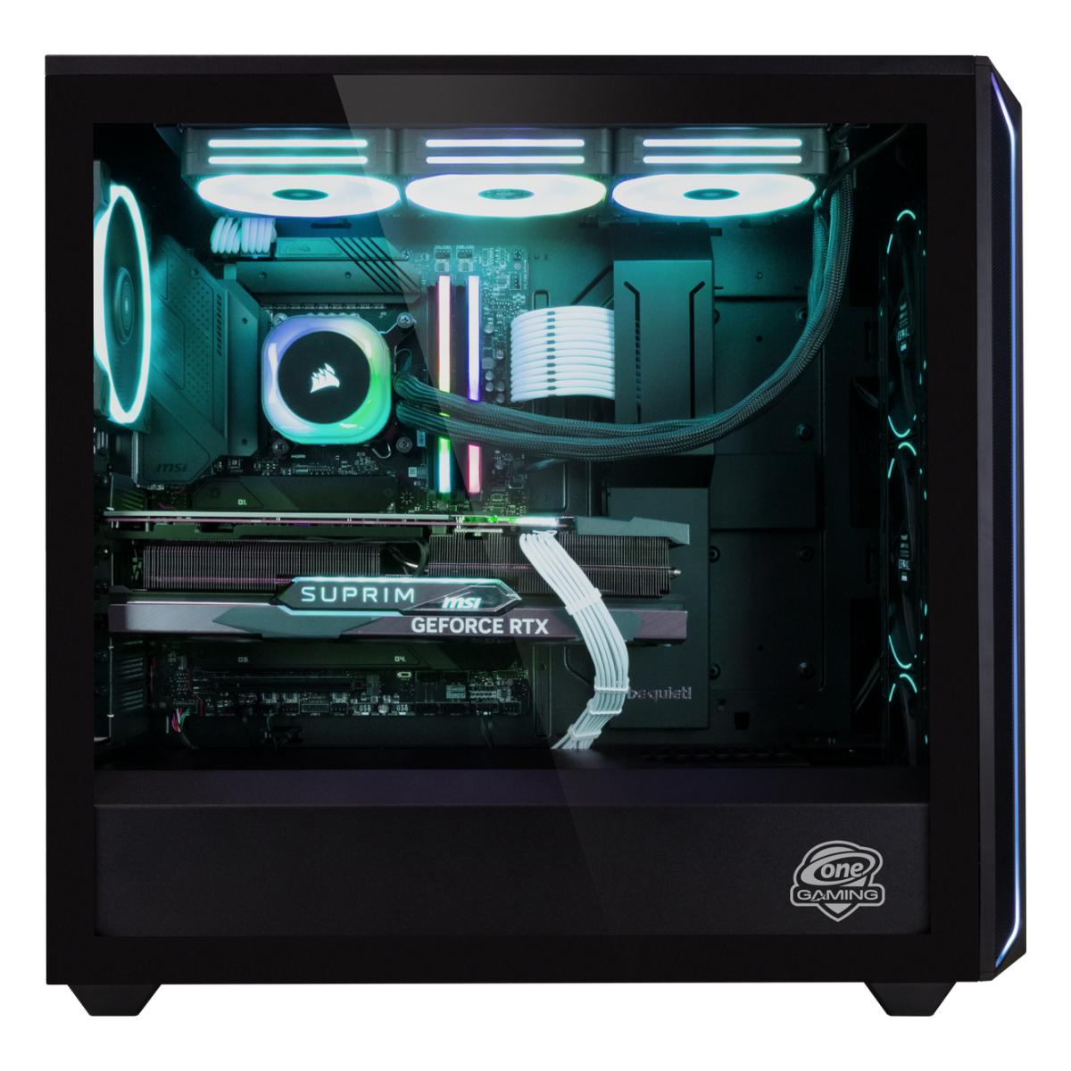 Ein offenes Computergehäuse zeigt interne Komponenten. Eine Grafikkarte, ein CPU-Kühler und Lüfter sind sichtbar, beleuchtet mit RGB-Beleuchtung.