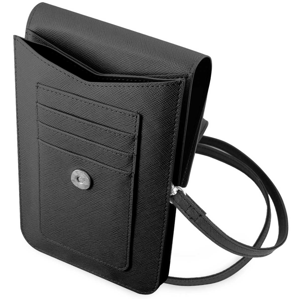 Una borsa a tracolla in pelle nera con chiusura a patta, scomparti per carte e chiusura argentata. Su sfondo bianco.