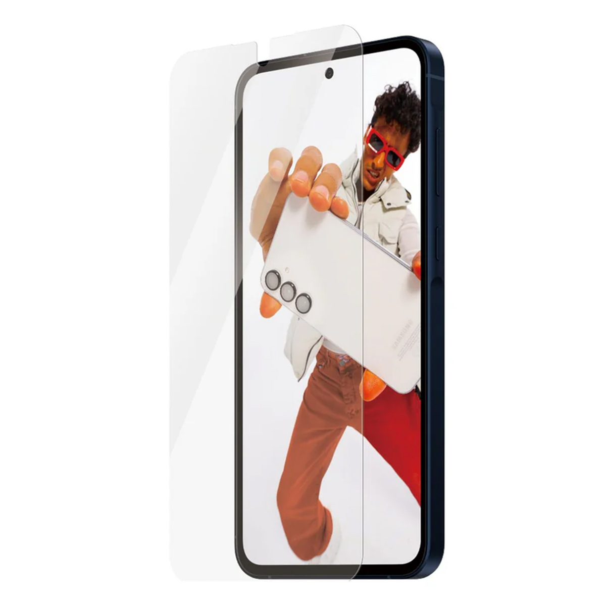 Telefon z ochraniaczem ekranu, pokazujący osobę w czerwonych okularach przeciwsłonecznych trzymającą biały telefon. Osoba nosi białą kurtkę i czerwone spodnie.