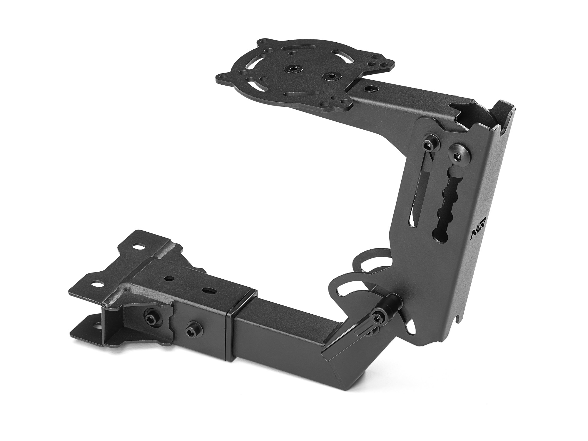 Soporte de TV de metal negro. Tiene múltiples brazos y placas ajustables, con tornillos visibles. Aislado sobre fondo blanco.
