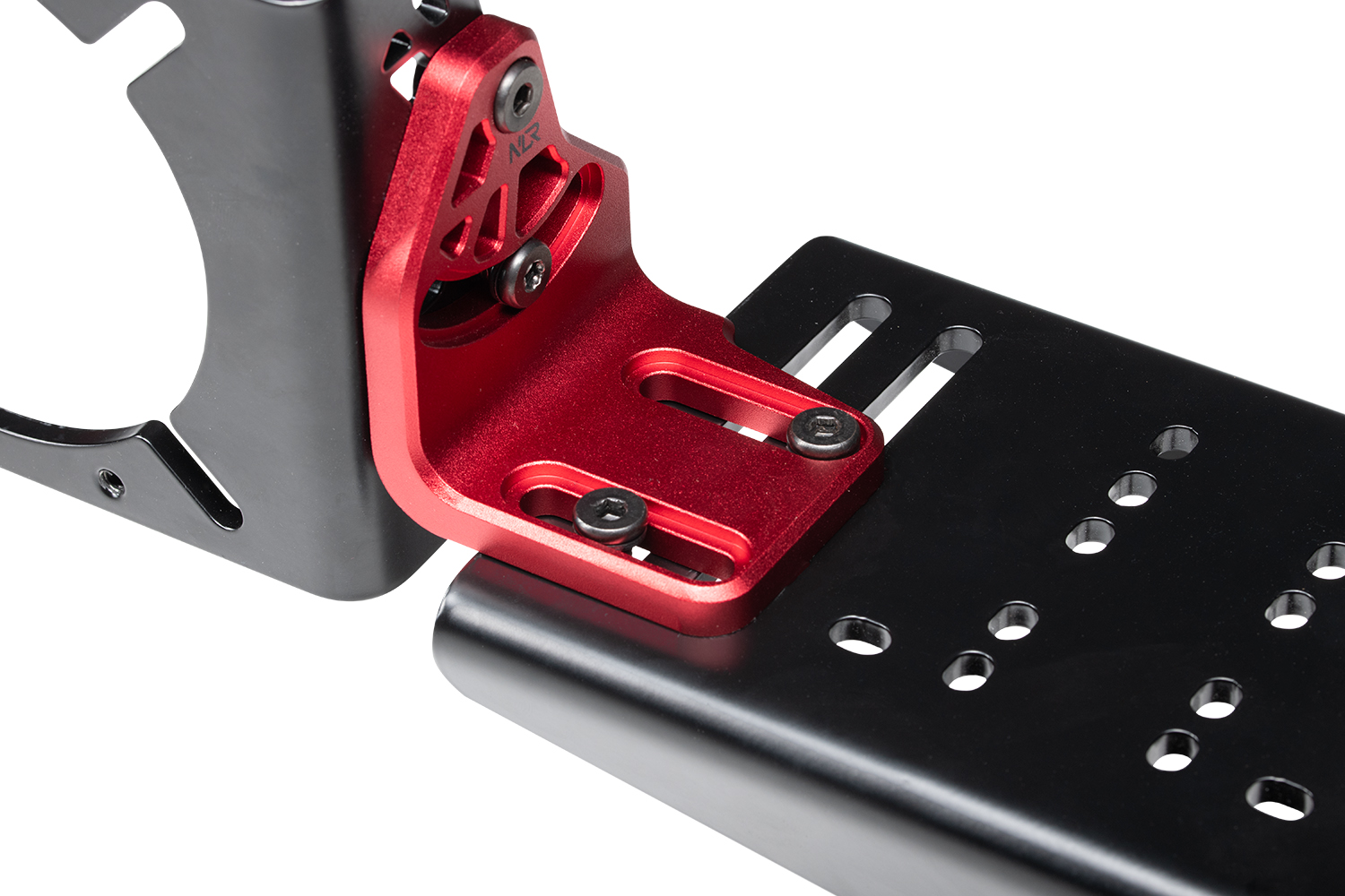 Primer plano de un soporte metálico negro y rojo con tornillos, que muestra agujeros y un diseño en ángulo sobre fondo blanco.