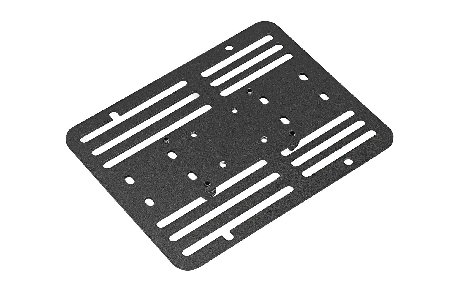 Een zwarte metalen plaat met sleuven en gaten. Twee schroeven zijn zichtbaar. De achtergrond is wit.