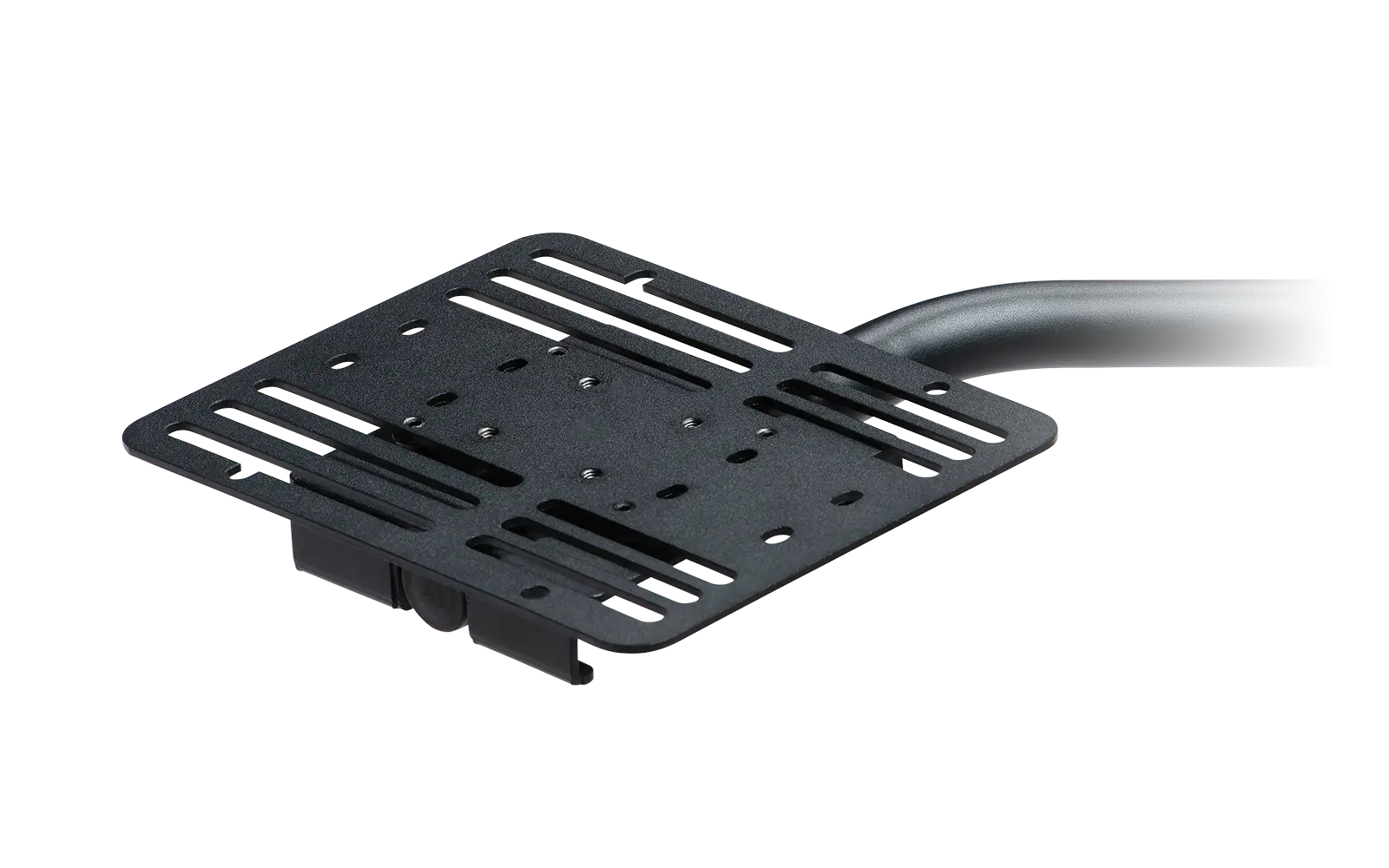 Zwarte metalen montageplaat met sleuven en gaten, verbonden met een gebogen metalen arm. Geïsoleerd op witte achtergrond.