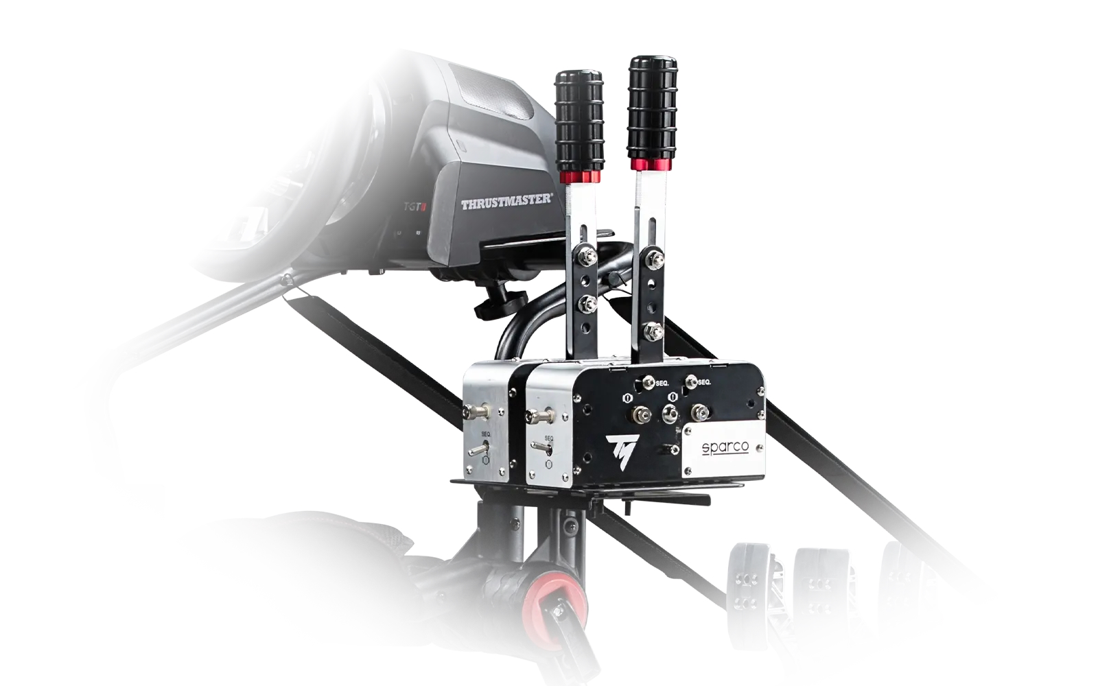 Een race-simulator setup. Inclusief een stuur, versnellingspook en pedalen. Het Sparco-logo is zichtbaar.