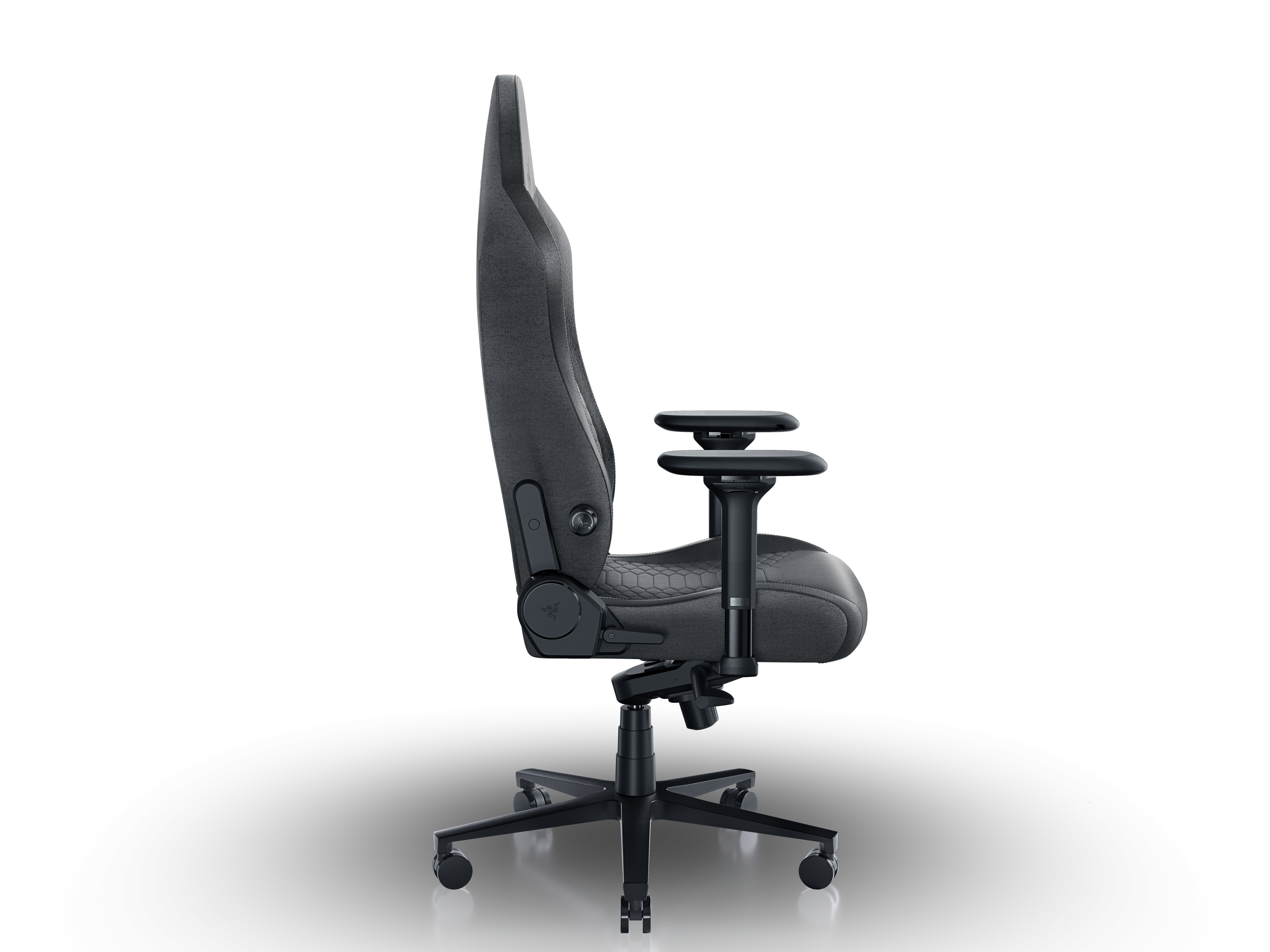 Una sedia da gaming grigio scuro. Ha schienale alto, braccioli e base a cinque ruote, tutto su sfondo bianco.