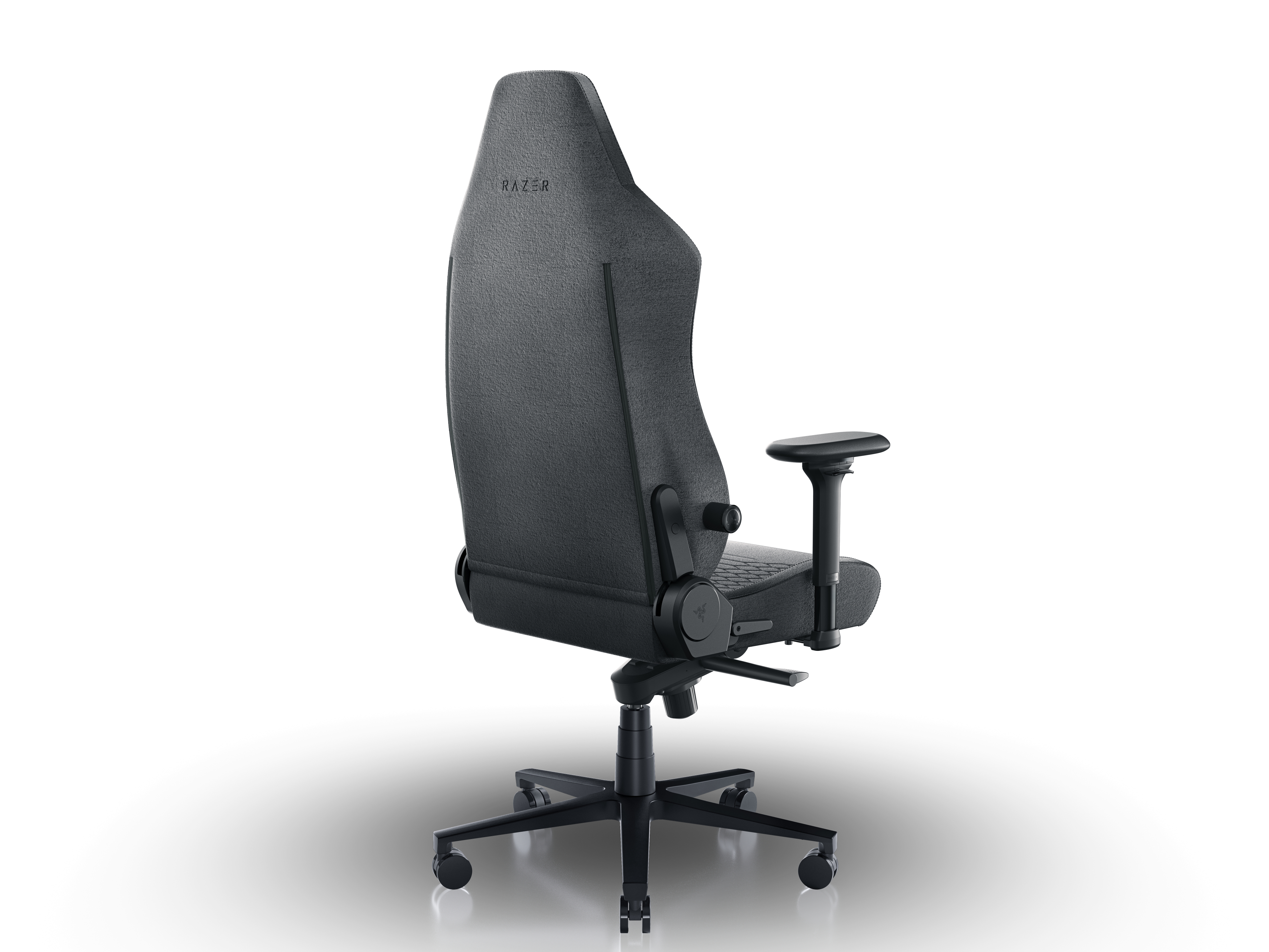 Una sedia da gaming Razer grigio scuro. Ha schienale alto, braccioli e base a cinque stelle con ruote, su sfondo bianco.