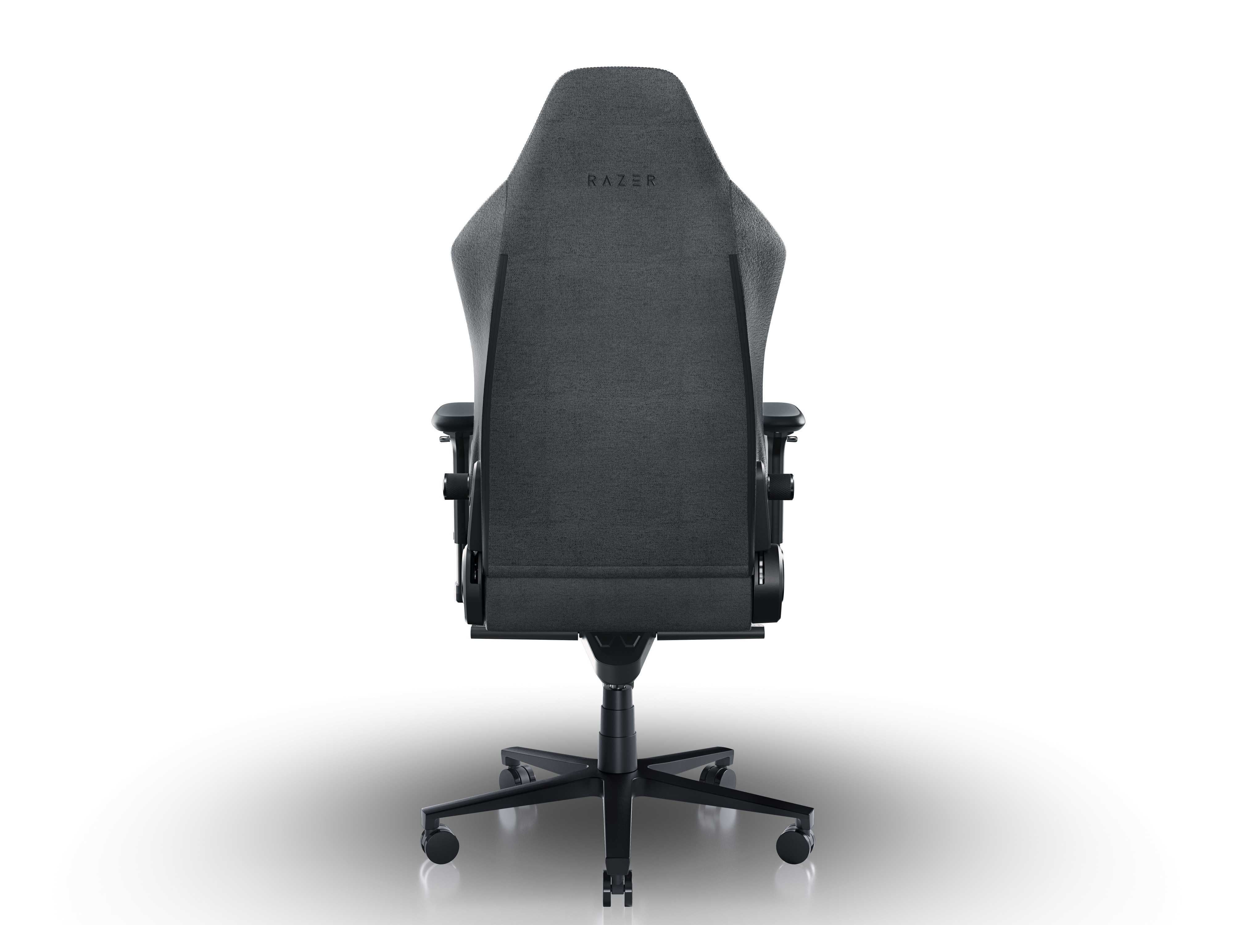 È visibile lo schienale di una sedia da gioco nera, con il logo Razer. La sedia è su sfondo bianco.