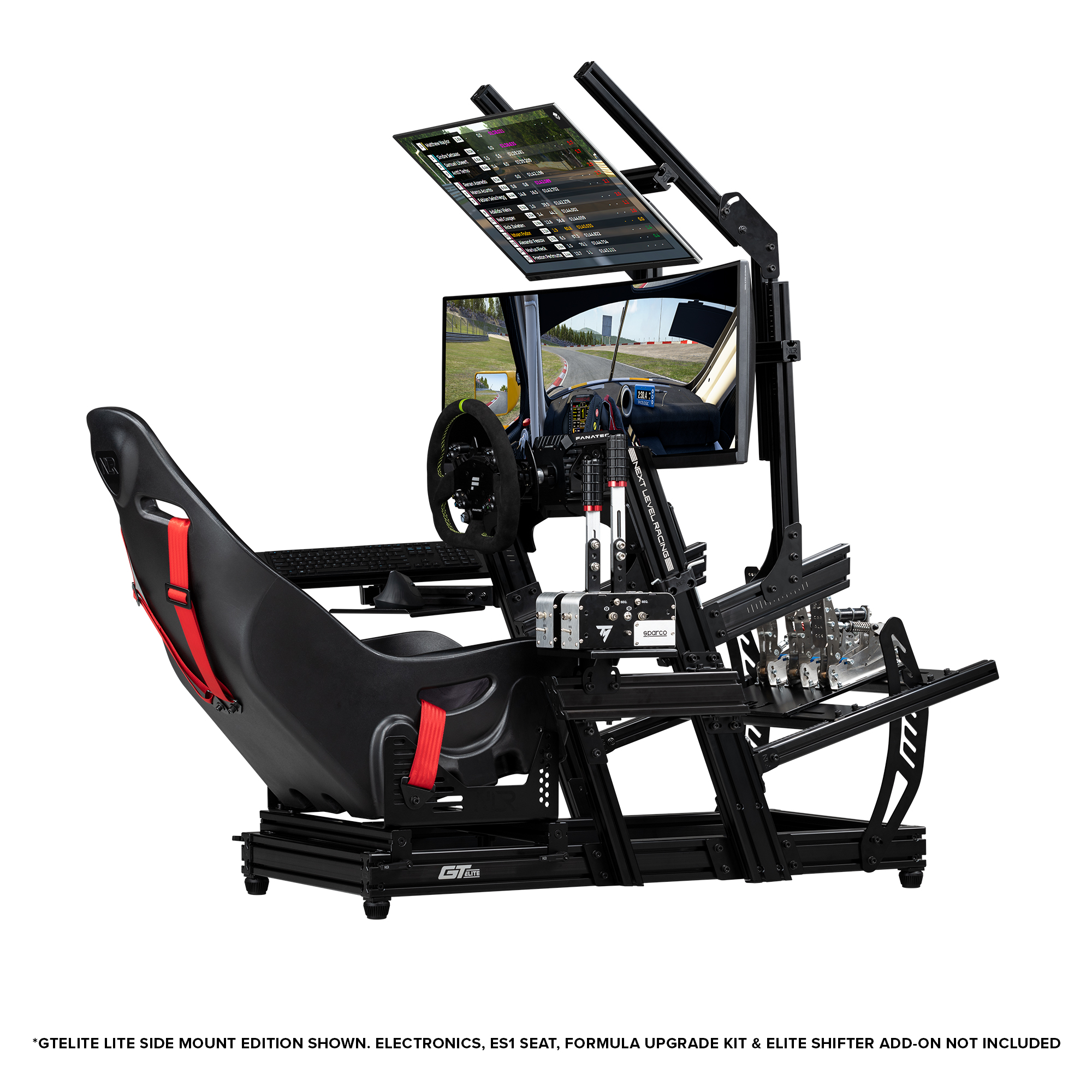 Una configuración de simulador de carreras con asiento negro, volante, pantallas y cambio en fondo blanco.
