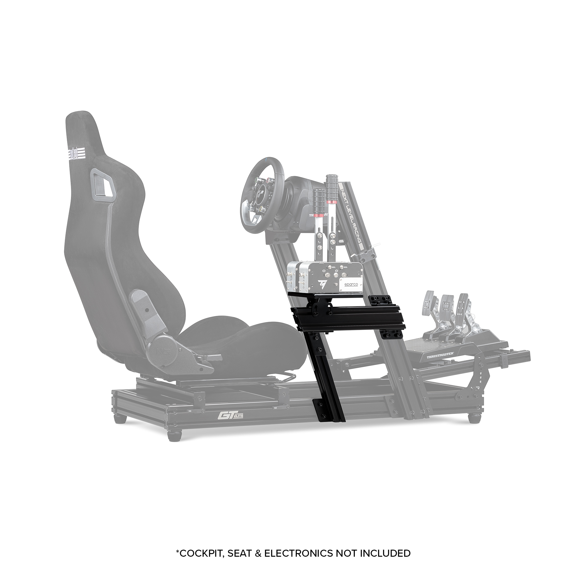 Un simulador de carreras con asiento, volante y plataforma de pedales. Los colores negro y gris dominan el diseño.