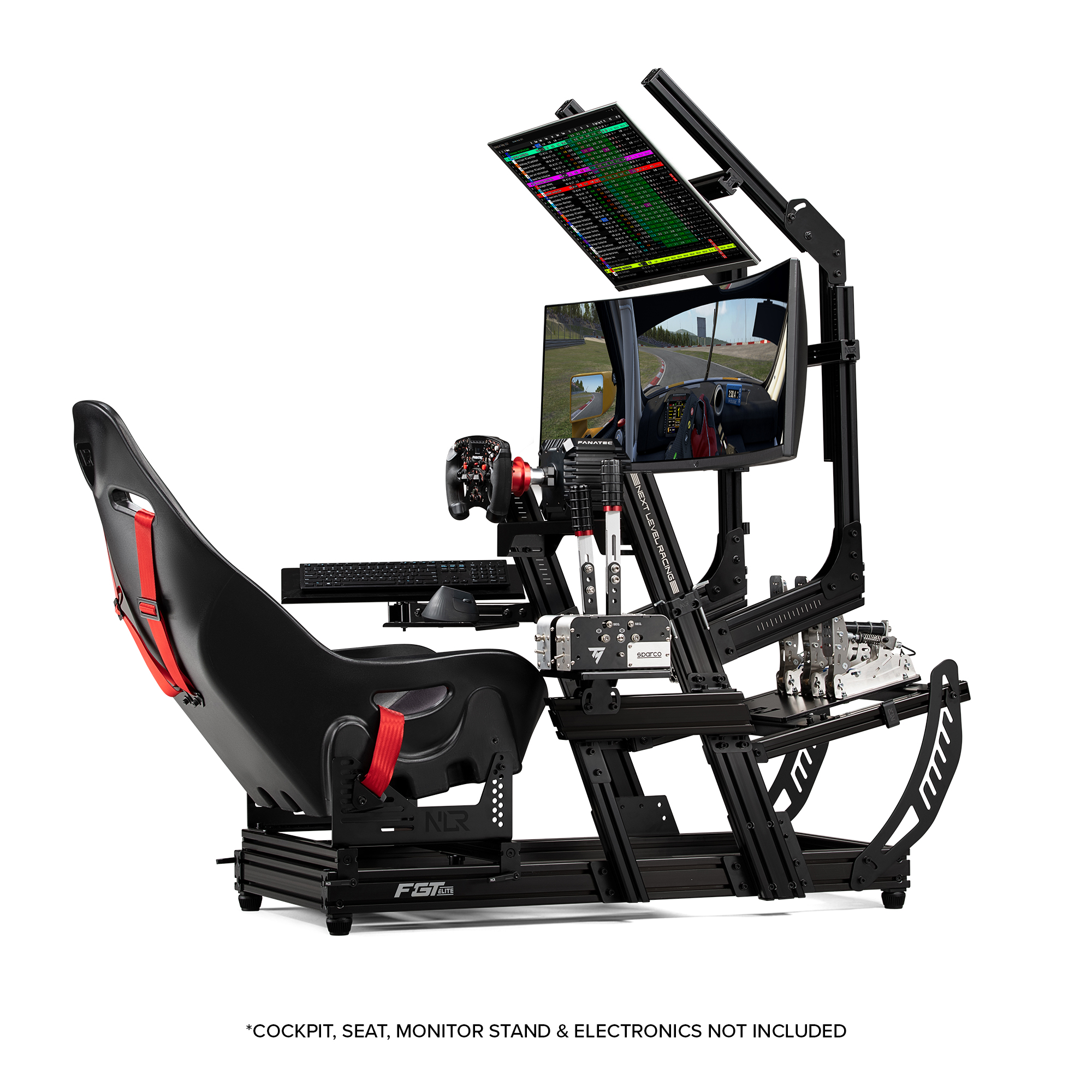Cabina de simulador de carreras negra con asiento, monitores, volante y pedales. Cinturones rojos visibles.