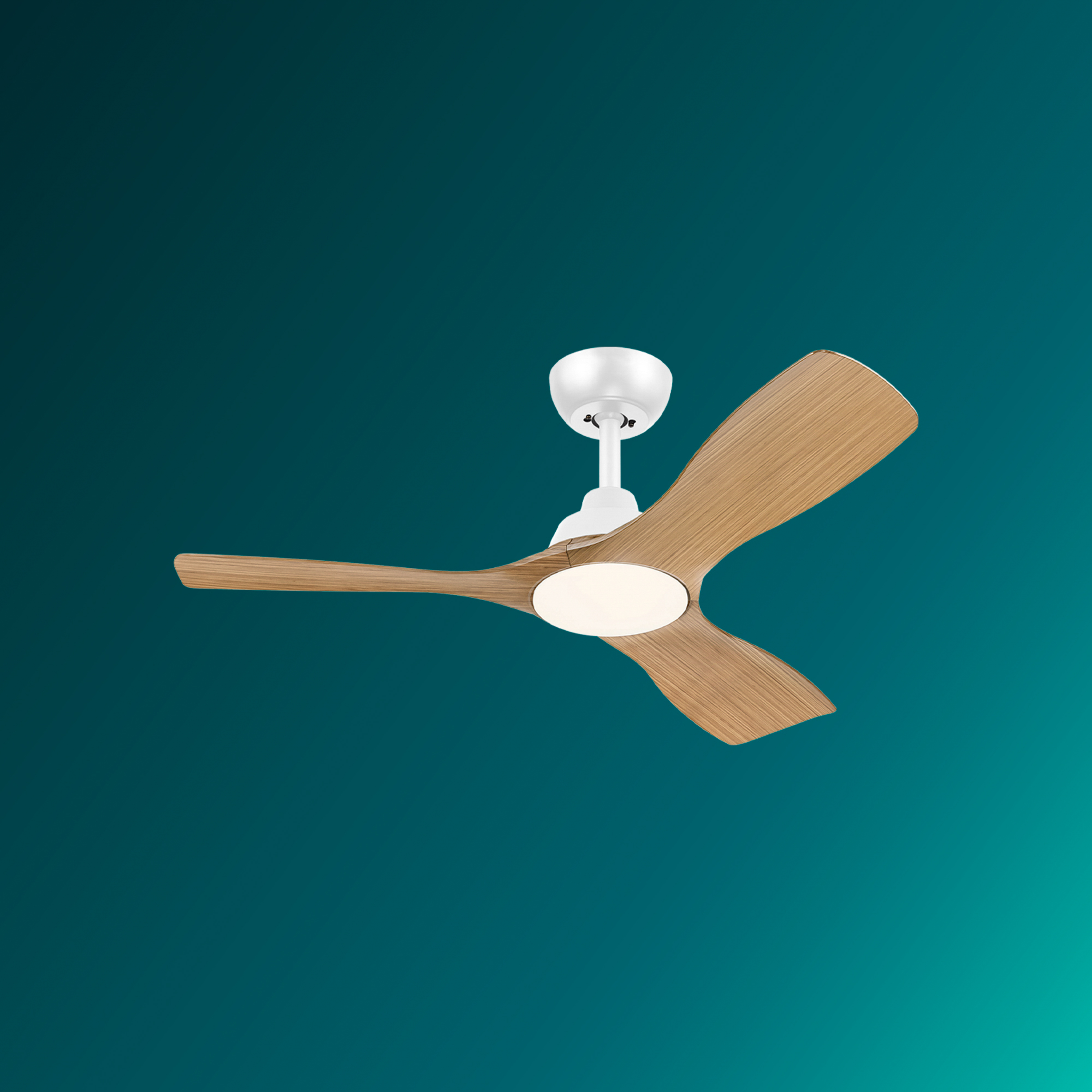 Un ventilador de techo blanco con tres aspas de madera clara sobre un fondo verde azulado.