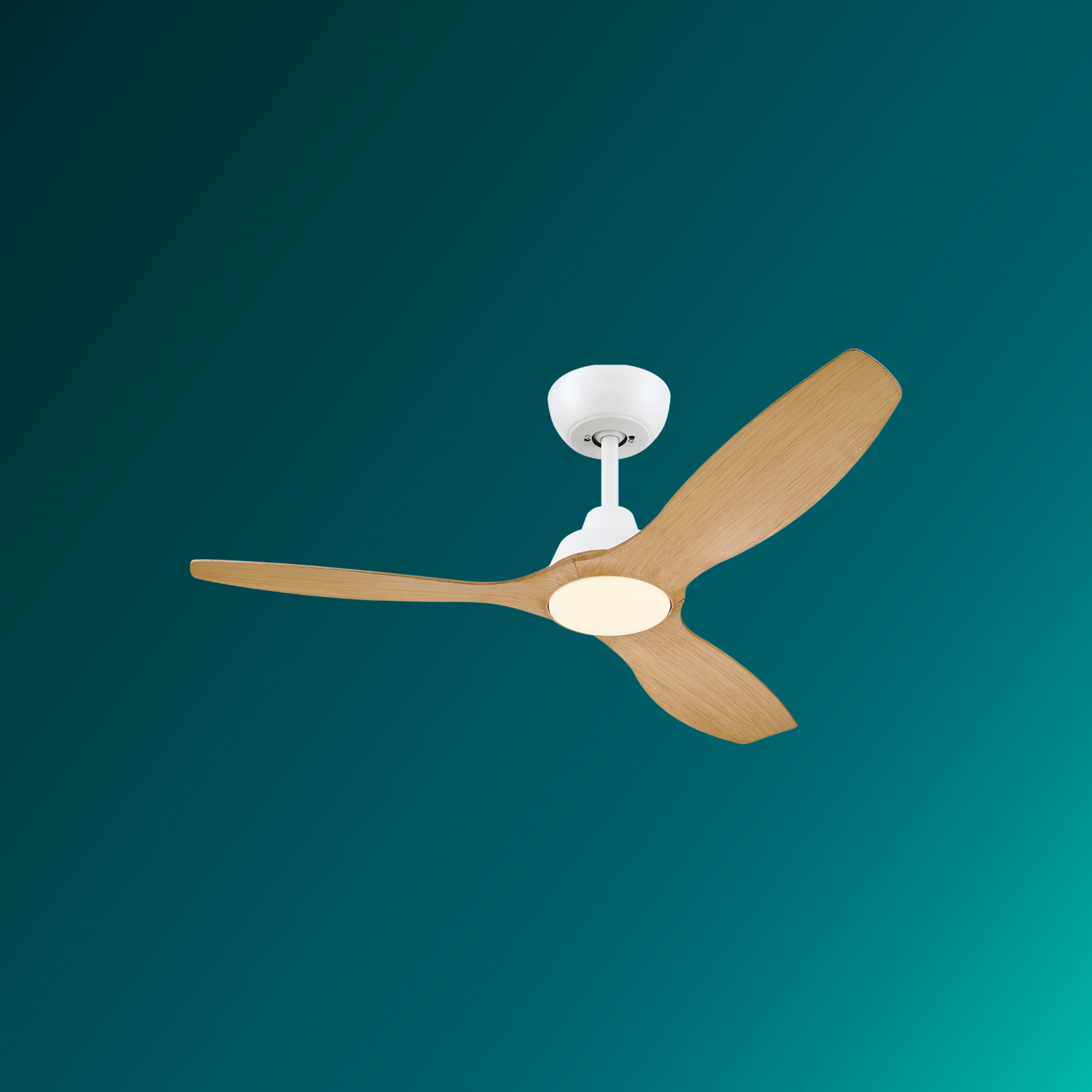 Un ventilador de techo blanco con tres aspas de madera y una luz central sobre un fondo verde azulado.
