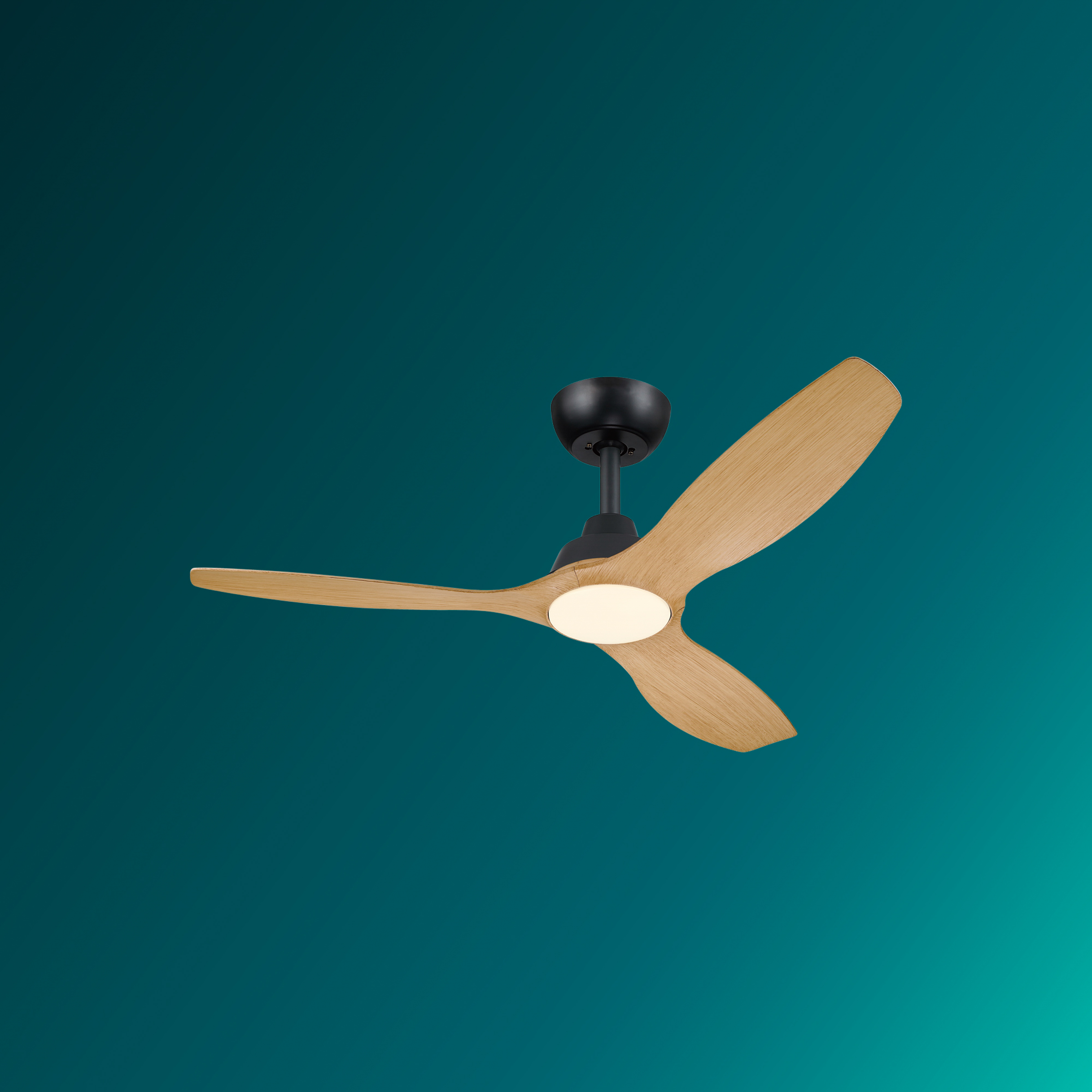 Ventilador de techo con tres aspas de madera y motor negro sobre fondo degradado turquesa.