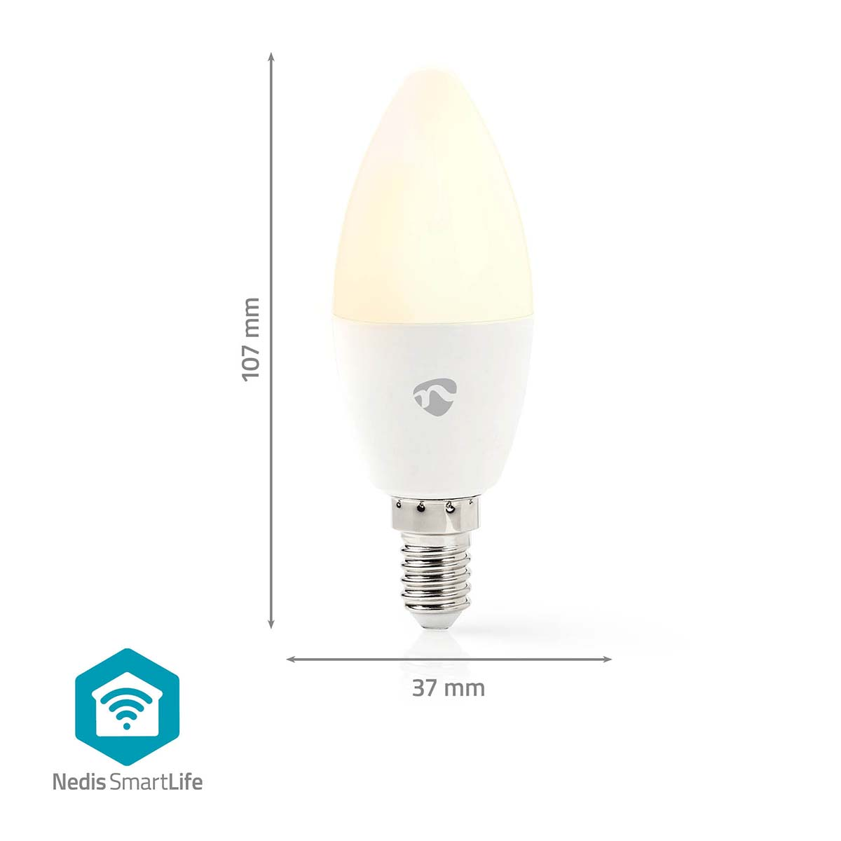 Biała żarówka LED w kształcie świecy ze srebrną podstawą. Ma 107 mm wysokości i 37 mm szerokości. Logo Nedis SmartLife znajduje się po lewej stronie.