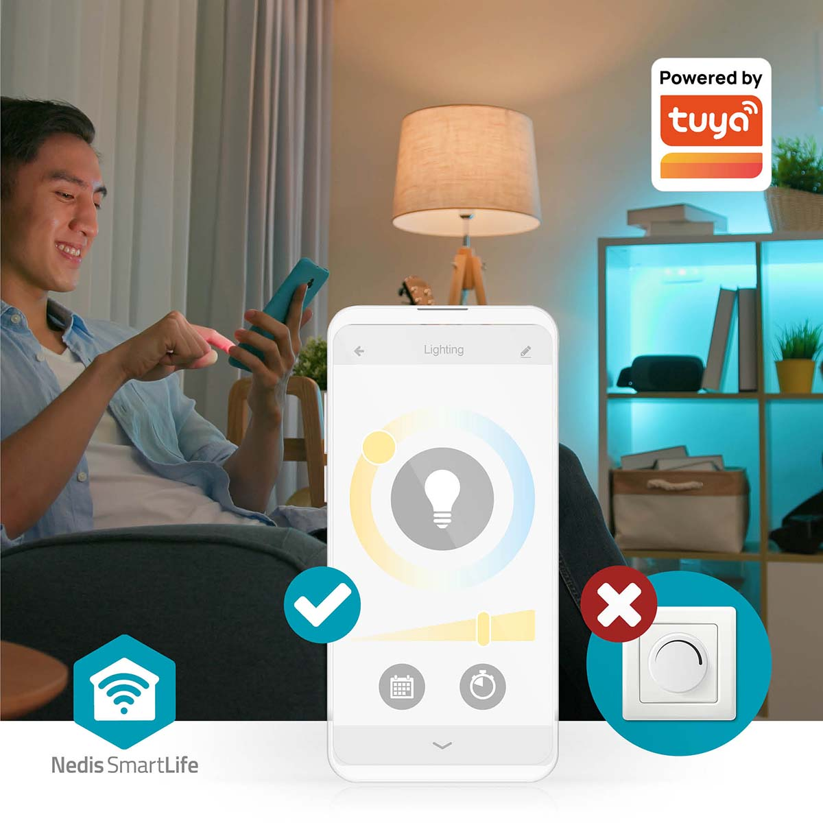 Uomo usa telefono per controllare illuminazione smart home. Telefono mostra interfaccia di controllo. Lampada e scaffali sullo sfondo.
